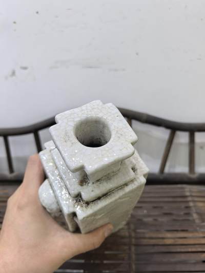 清代哥釉开碎片瓷四方瓶