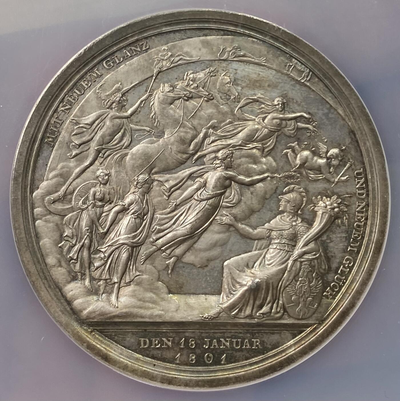 万国钱币拍卖第055期 NGC MS63 1801年德国普鲁士王国成立100周年纪念大银章 普鲁士章中的超名誉品种 普鲁士五皇阵列在前 阿波罗在太阳战车上被众神环绕 原味包浆难得 收藏级品质