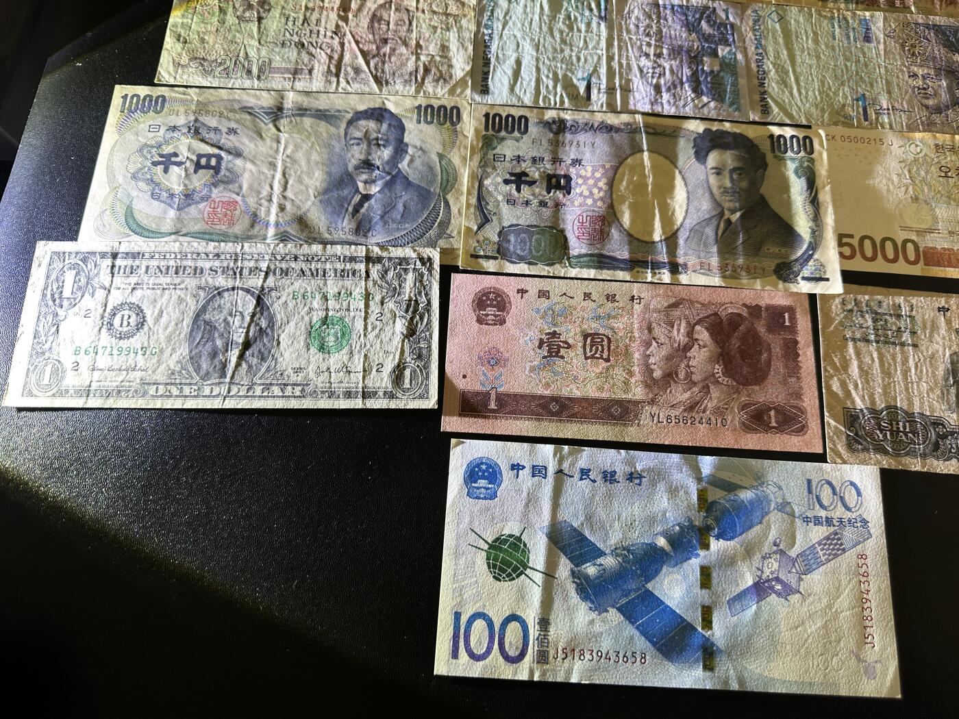 《外钞收藏家》第五百八十六期（品种丰富、精品多）（本平台长期征集拍品、欢迎藏友们联系合作） 越南、日本、韩国、马来西亚、美元、人民币13张一起 品相如图