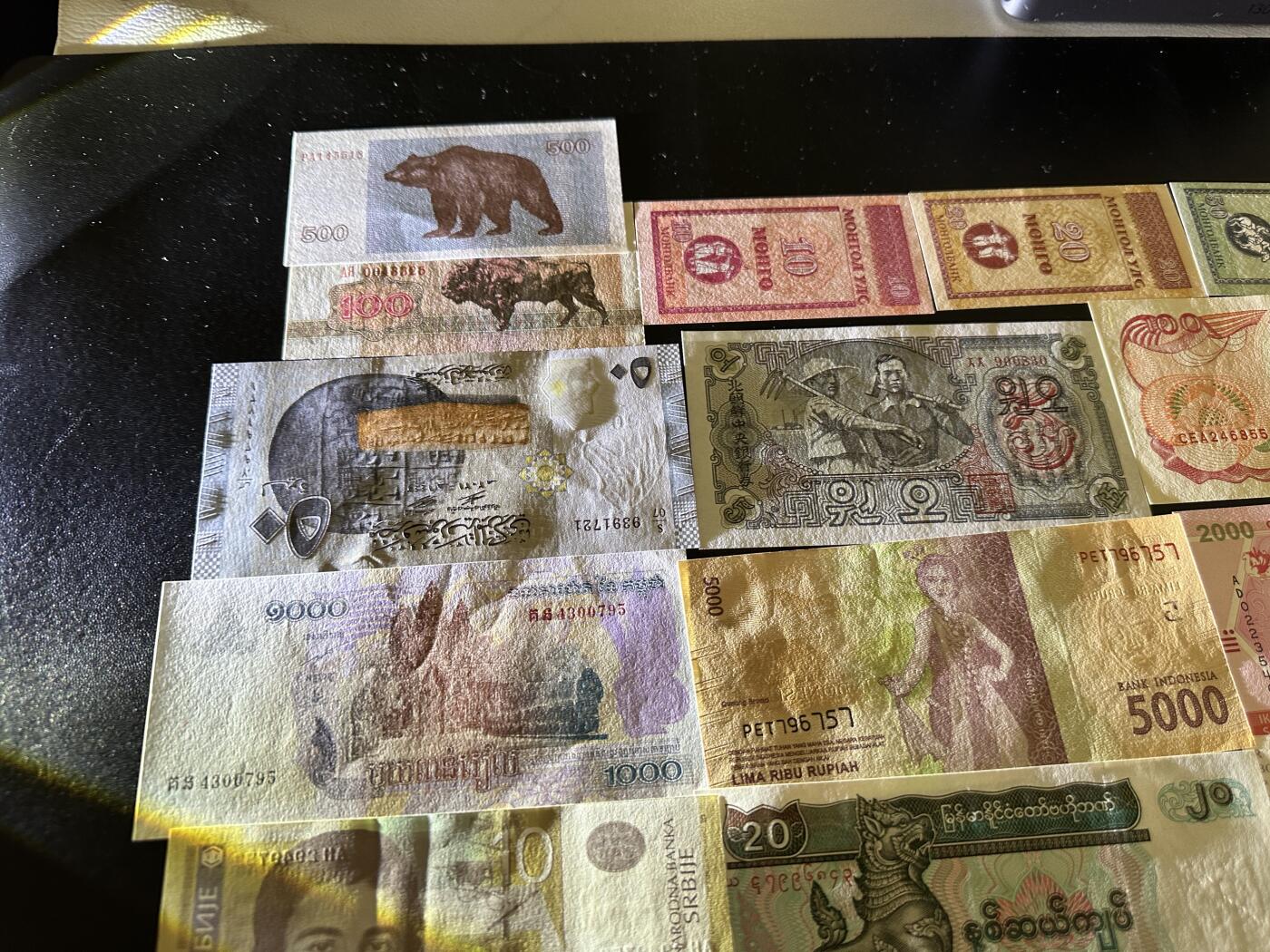 《外钞收藏家》第五百八十六期（品种丰富、精品多）（本平台长期征集拍品、欢迎藏友们联系合作） 多个国家精美纸币24张一起 除个别外 都是全新