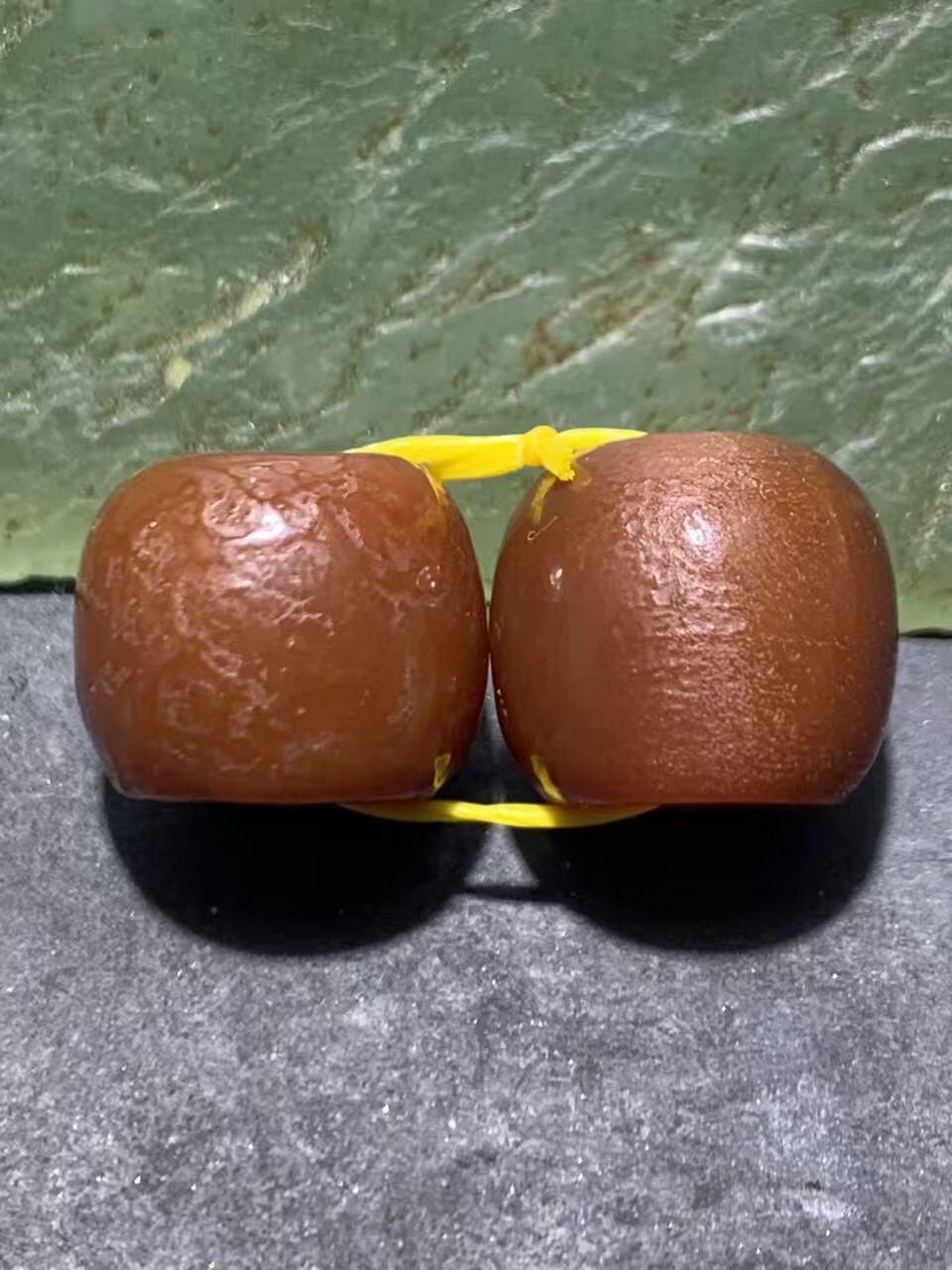 精美高玉化风化纹酒红玛瑙老形桶珠一对，