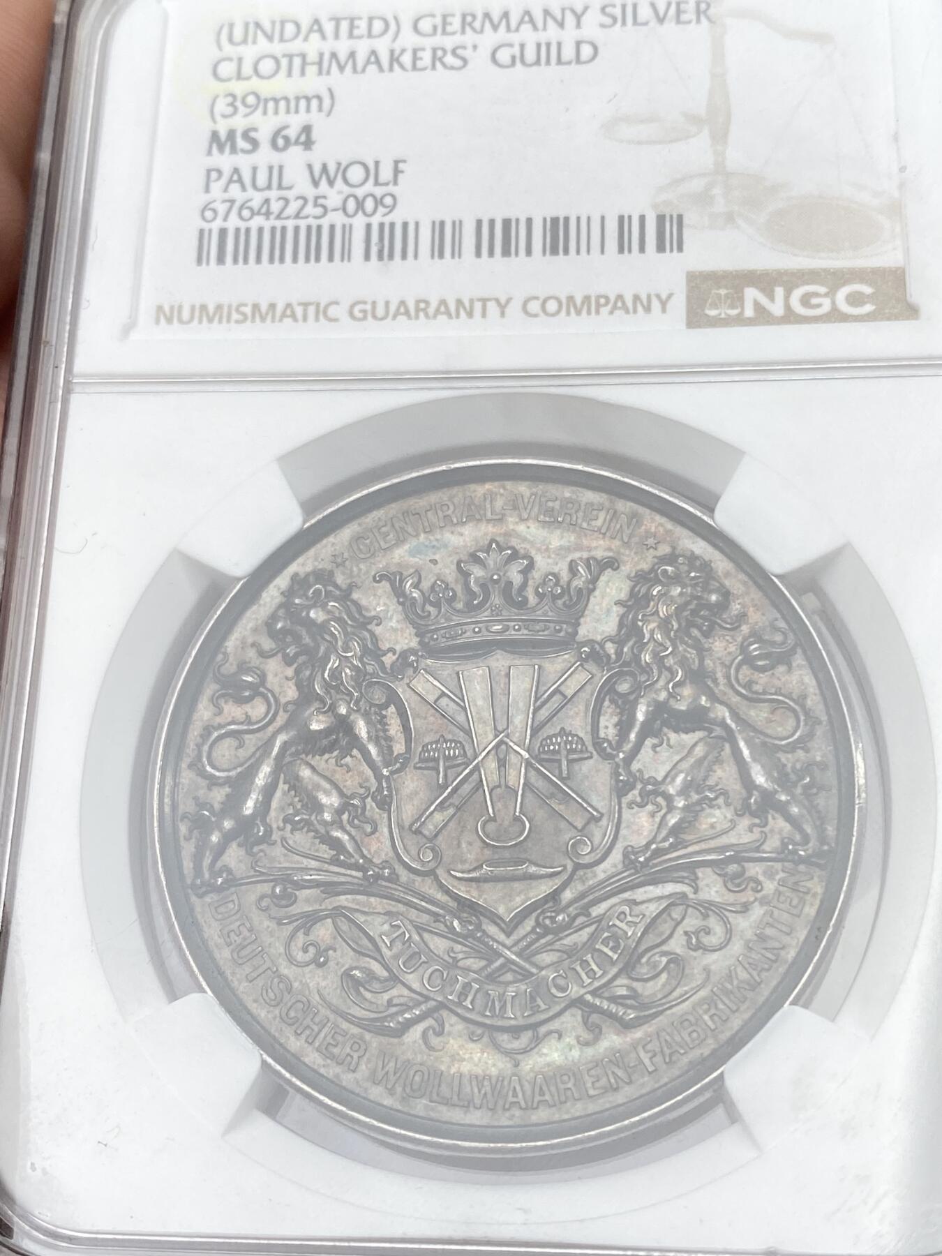 万国钱币拍卖第055期 NGC MS64 19世纪末德国羊毛制品制造商中央协会杰出努力纪念大银章 正面双狮盾徽 背面授予者名保罗·沃夫 39MM原味天鹅绒香槟彩