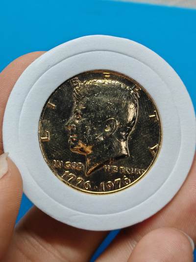 1976年美国独立200周年纪念币，肯尼迪半美元镀金币，背面印有独立宫图案，金光闪闪，值得收藏 - 1976年美国独立200周年纪念币，肯尼迪半美元镀金币，背面印有独立宫图案，金光闪闪，值得收藏