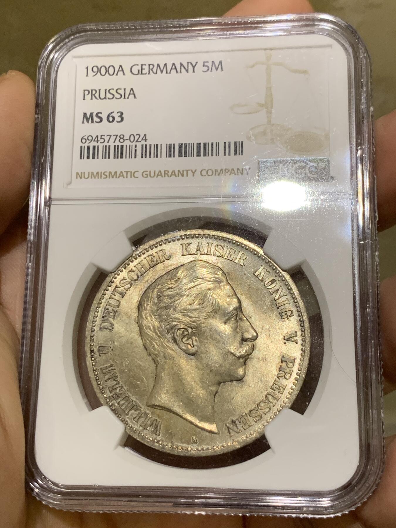 《竞宝斋》第439场 周日，周一，周二 3场连拍 （全场包邮） NGC MS63 德国1900年普鲁士威廉二世流通5马克大银币，稀少的中早期年份，威二长翅5马克流通充分，高品难度很大。淡金彩，转光极美，收藏级主币大银