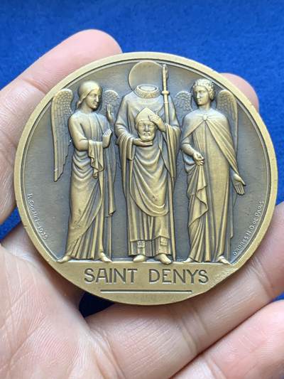 《竞宝斋》第439场 周日，周一，周二 3场连拍 （全场包邮） - 名家Raymond Cochet作 圣但尼铜章 正：圣但尼像。两位天使托举着手持自己头颅的圣但尼，签名处刻有"R. COCHET 1935 - 仿巴黎圣母院制式"  背：蒙茹瓦·圣但尼。枝形底座上悬挂圣但尼军旗（法兰西王旗）90.6克 58.5mm 铜标边铭