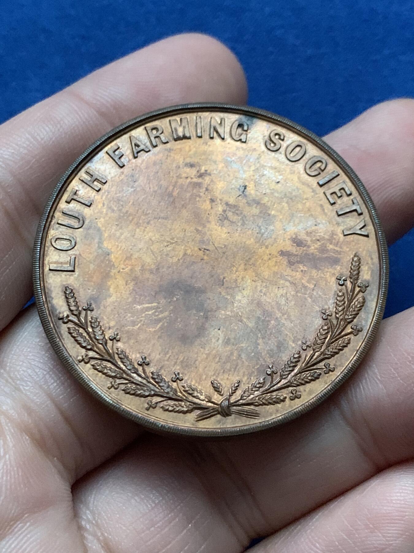 《竞宝斋》第439场 周日，周一，周二 3场连拍 （全场包邮） 英国卢斯农业协会20世纪初铜制奖章，农场动物生活图景，带原盒，内衬有花纹。34.9克，43mm。