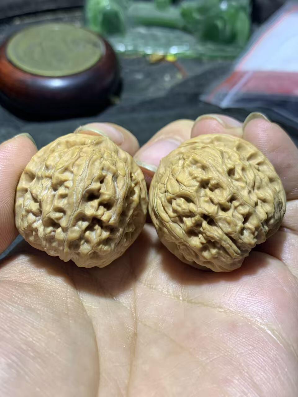 精美小众野生磐石狮子头手捻文玩核桃一对，