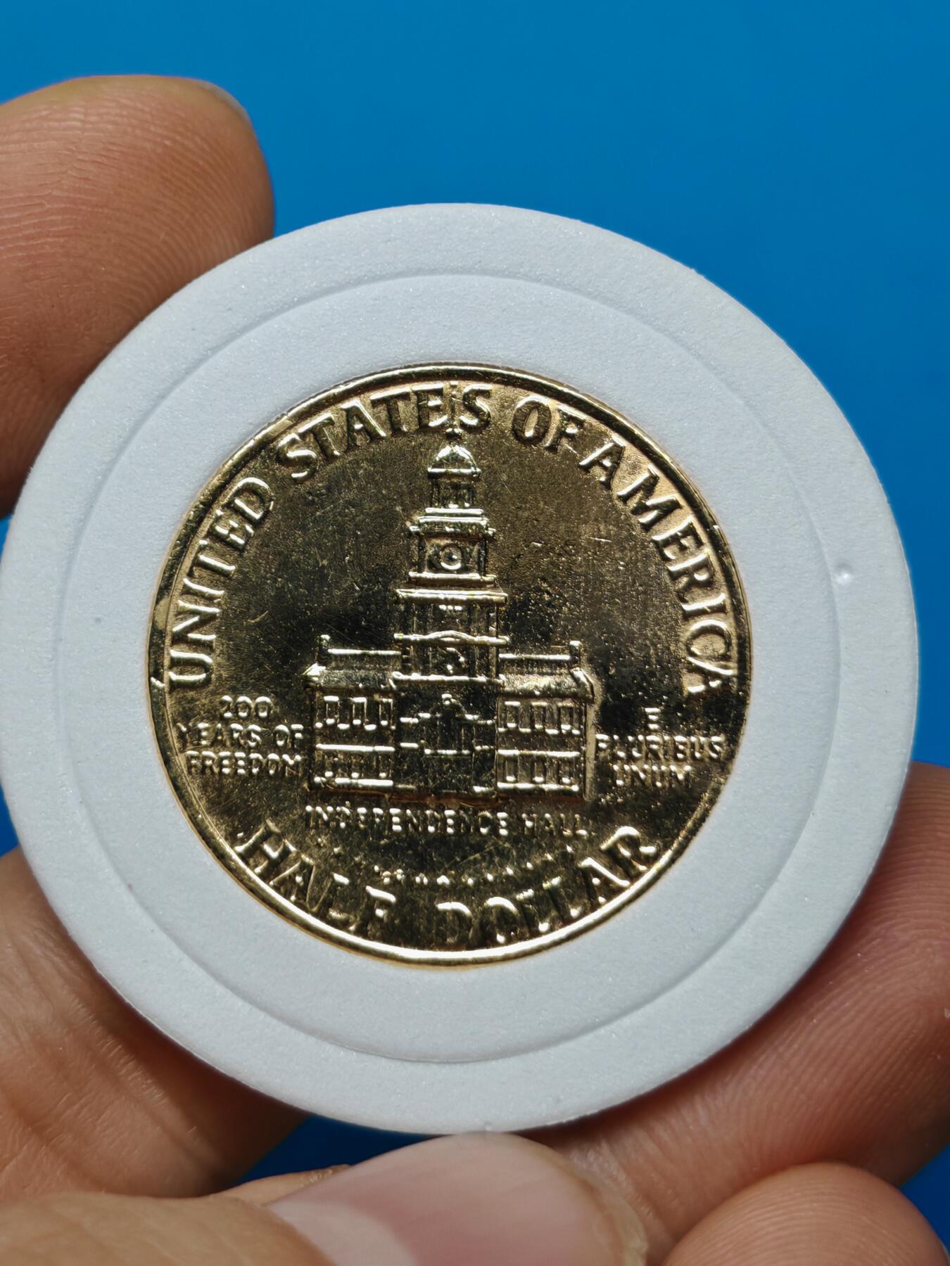 1976年美国独立200周年纪念币，肯尼迪半美元镀金币，背面印有独立宫图案，金光闪闪，值得收藏