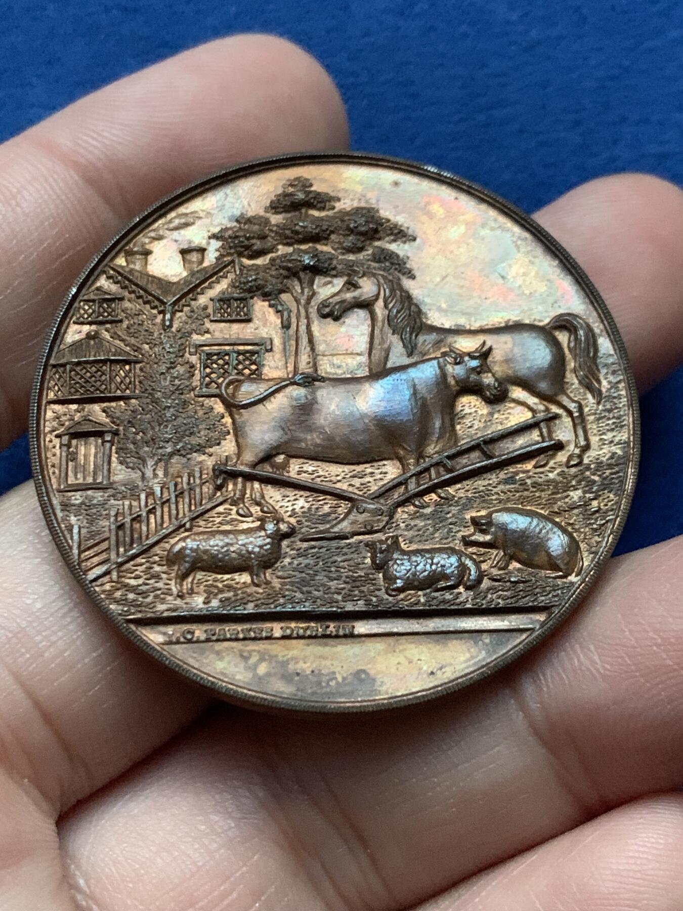 《竞宝斋》第439场 周日，周一，周二 3场连拍 （全场包邮） 英国卢斯农业协会20世纪初铜制奖章，农场动物生活图景，带原盒，内衬有花纹。34.9克，43mm。