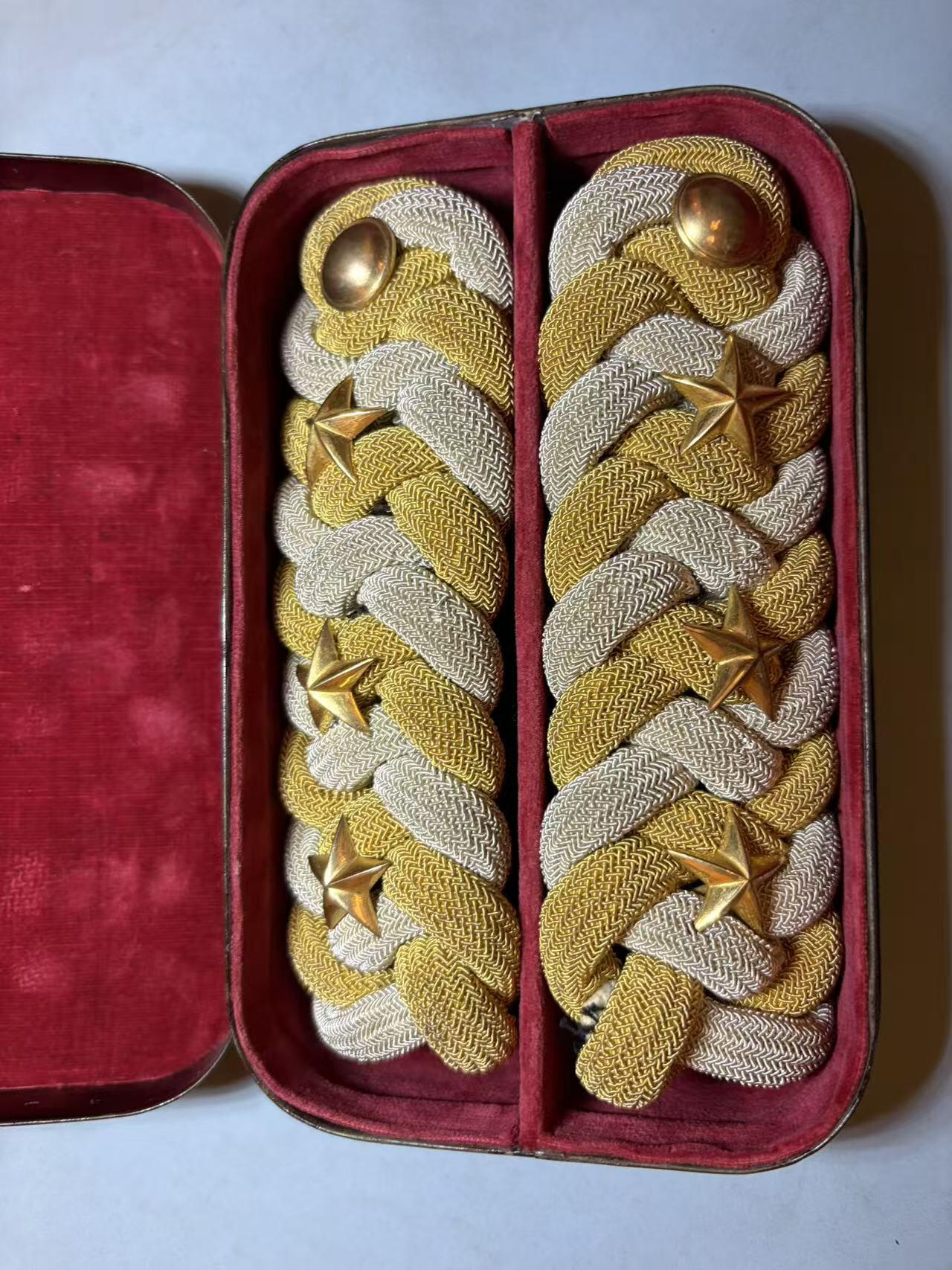 盛世勋华——号角文化勋章邮票专场拍卖第291期 牢记历史 勿忘国耻—日本陆军大尉相当官礼服肩章 带原盒