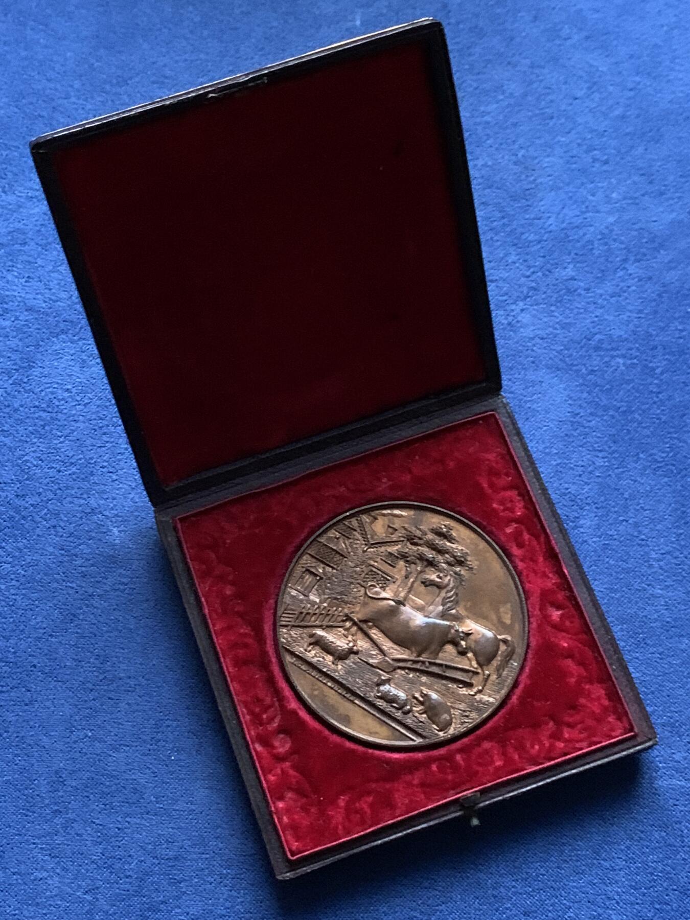 《竞宝斋》第439场 周日，周一，周二 3场连拍 （全场包邮） 英国卢斯农业协会20世纪初铜制奖章，农场动物生活图景，带原盒，内衬有花纹。34.9克，43mm。