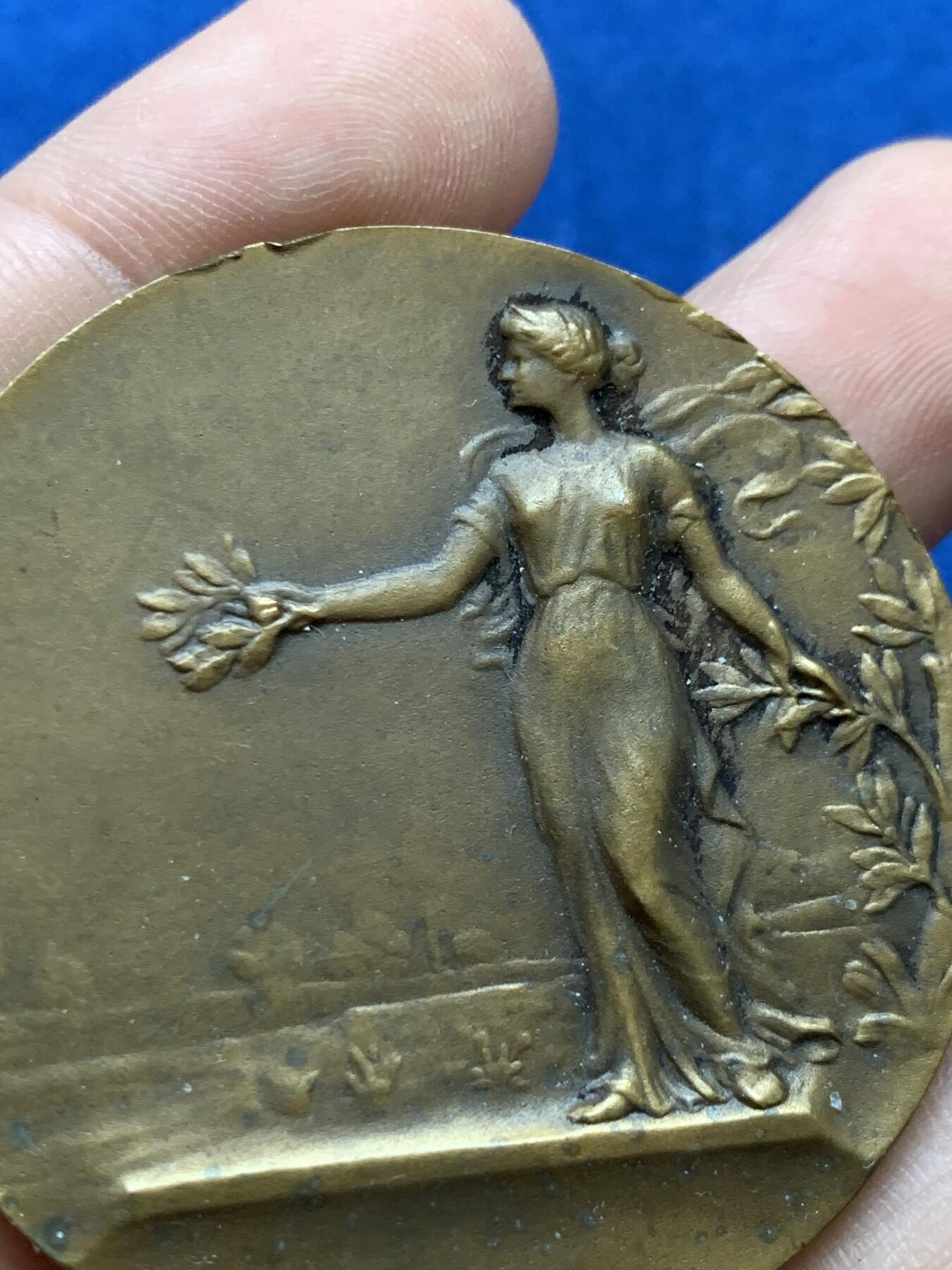 《竞宝斋》第439场 周日，周一，周二 3场连拍 （全场包邮） 法国艺术协会纪念章 三角铜标 52克 49.5mm