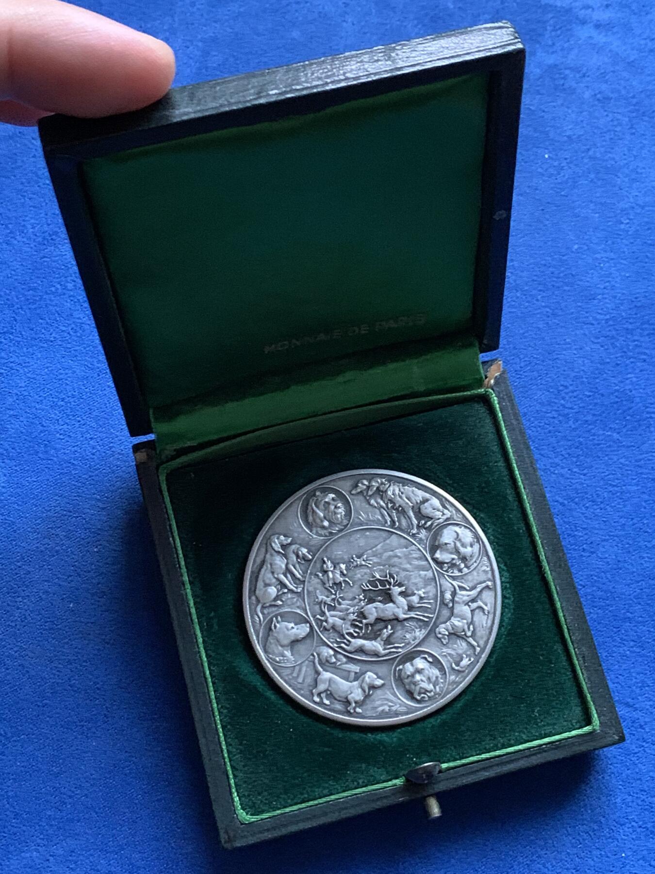 《竞宝斋》第439场 周日，周一，周二 3场连拍 （全场包邮） 1930年迪耶普犬展纪念镀银铜章 51.5克 50.5mm 带盒 好品