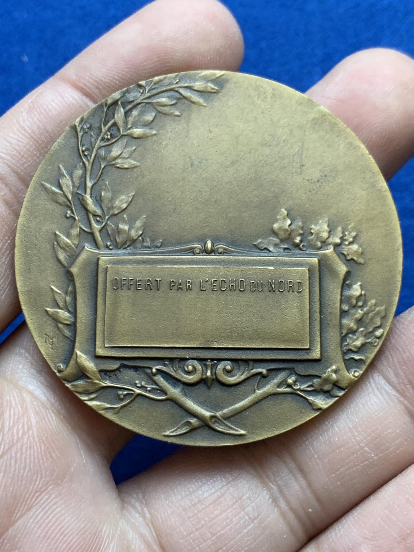 《竞宝斋》第439场 周日，周一，周二 3场连拍 （全场包邮） 法国艺术协会纪念章 三角铜标 52克 49.5mm