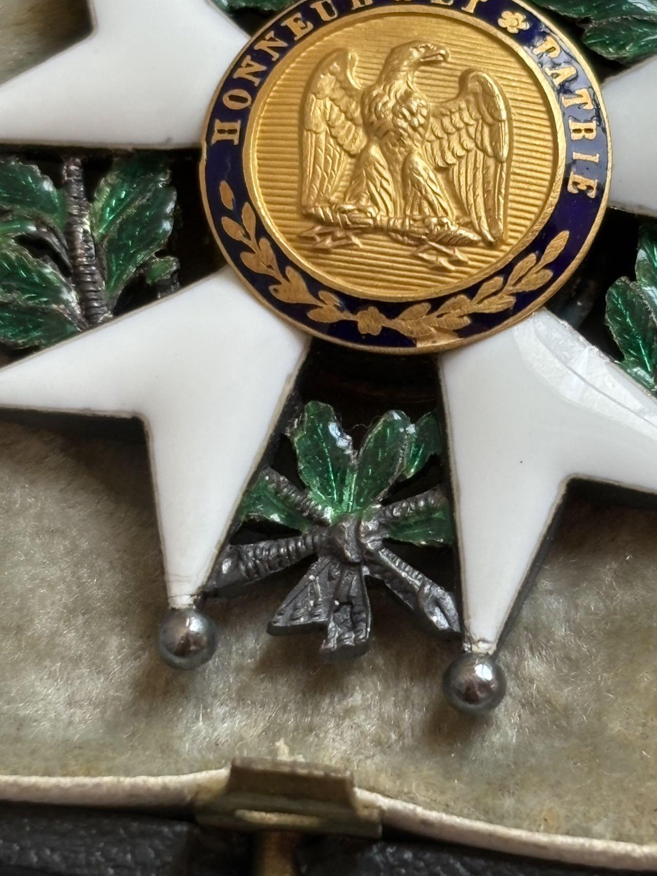 盛世勋华——号角文化勋章邮票专场拍卖第289期 法国骑士级荣誉军团勋章 银制（中心为金制） 珠宝商定制第二帝国版 带定制原盒，其制造商为Ouizille & Lemoine公司，法兰西第二帝国（1852-1870）“荣誉军团勋章”的官方制造商，同时为教皇、俄国皇室制作勋章（如圣弗拉基米尔星章）