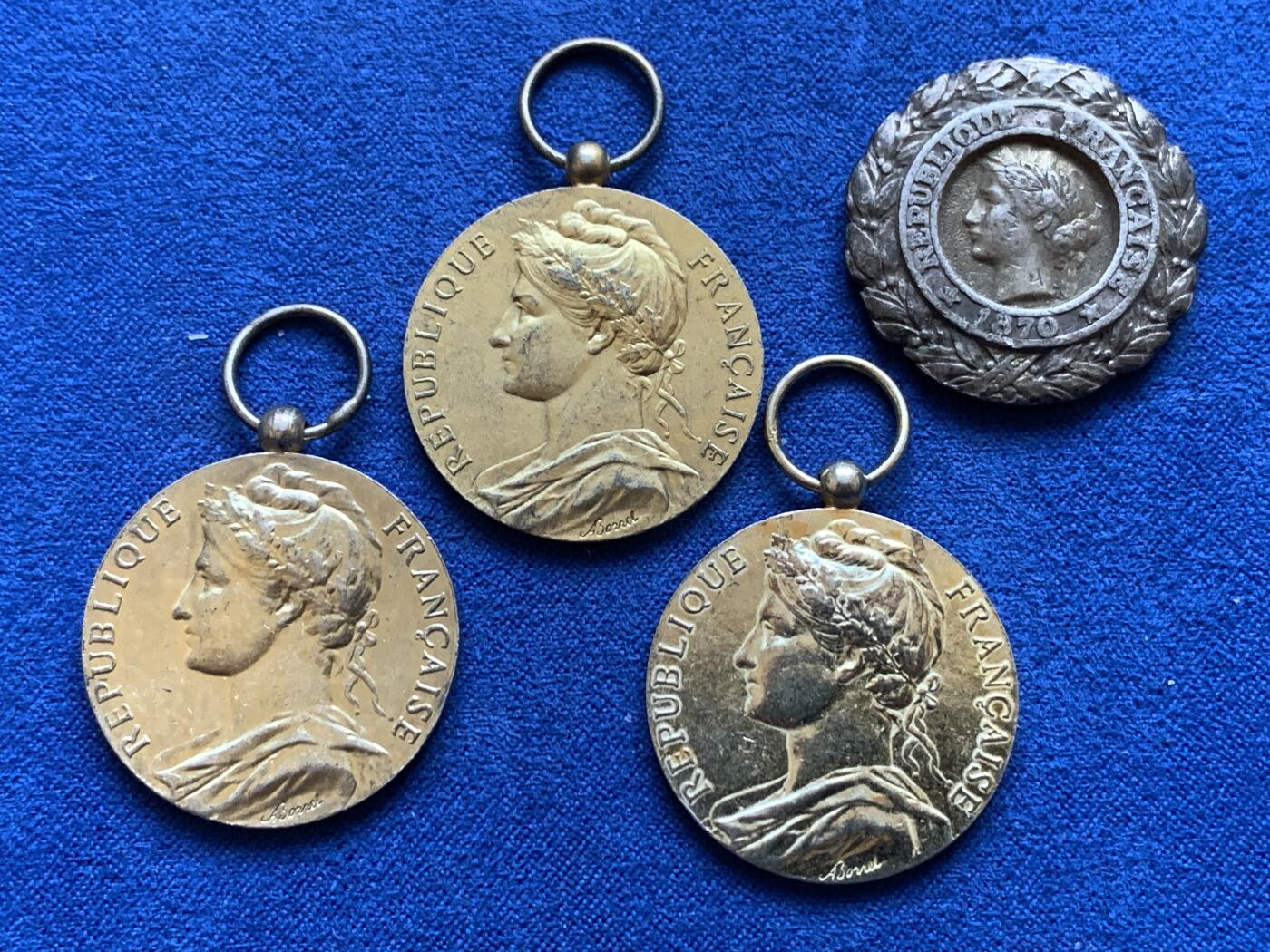 《竞宝斋》第439场 周日，周一，周二 3场连拍 （全场包邮） 四枚一组 法国银质功勋章 其中三枚镀金 总重约43.25克 26.9mm