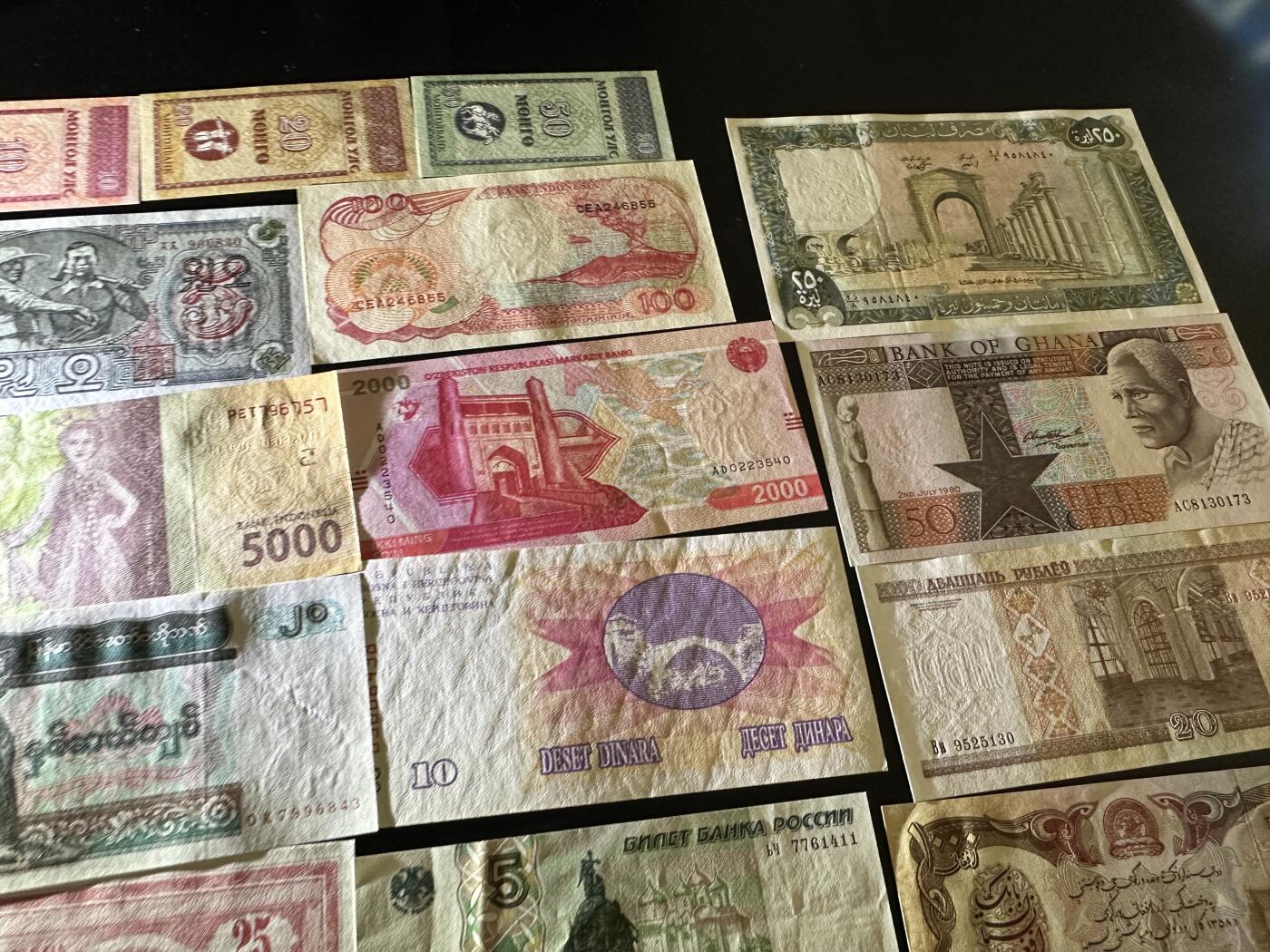 《外钞收藏家》第五百八十六期（品种丰富、精品多）（本平台长期征集拍品、欢迎藏友们联系合作） 多个国家精美纸币24张一起 除个别外 都是全新