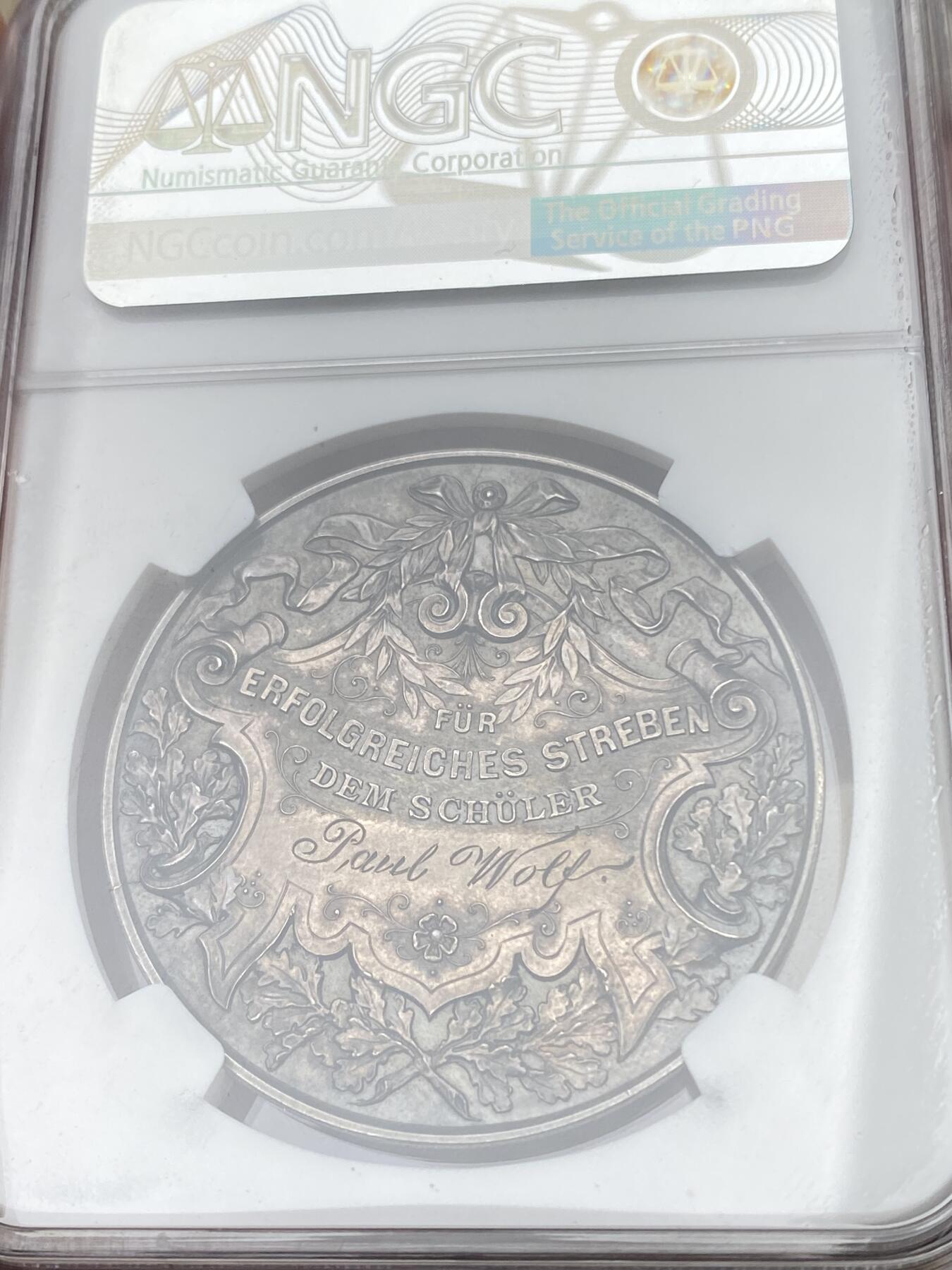 万国钱币拍卖第055期 NGC MS64 19世纪末德国羊毛制品制造商中央协会杰出努力纪念大银章 正面双狮盾徽 背面授予者名保罗·沃夫 39MM原味天鹅绒香槟彩