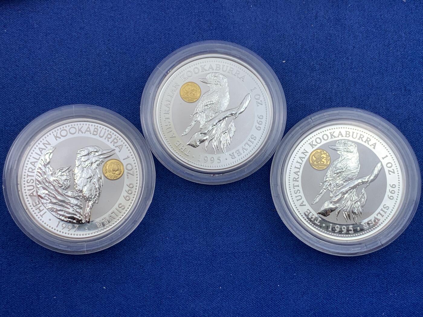 《竞宝斋》第439场 周日，周一，周二 3场连拍 （全场包邮） 三枚一组 澳大利亚 笑翠鸟 熊猫镶嵌银币 含纯银1盎司999银，金猫重0.5克黄金，发行1.5万枚，为北京/上海国际钱币邮票展而发行，1995年两枚，1997年一枚。