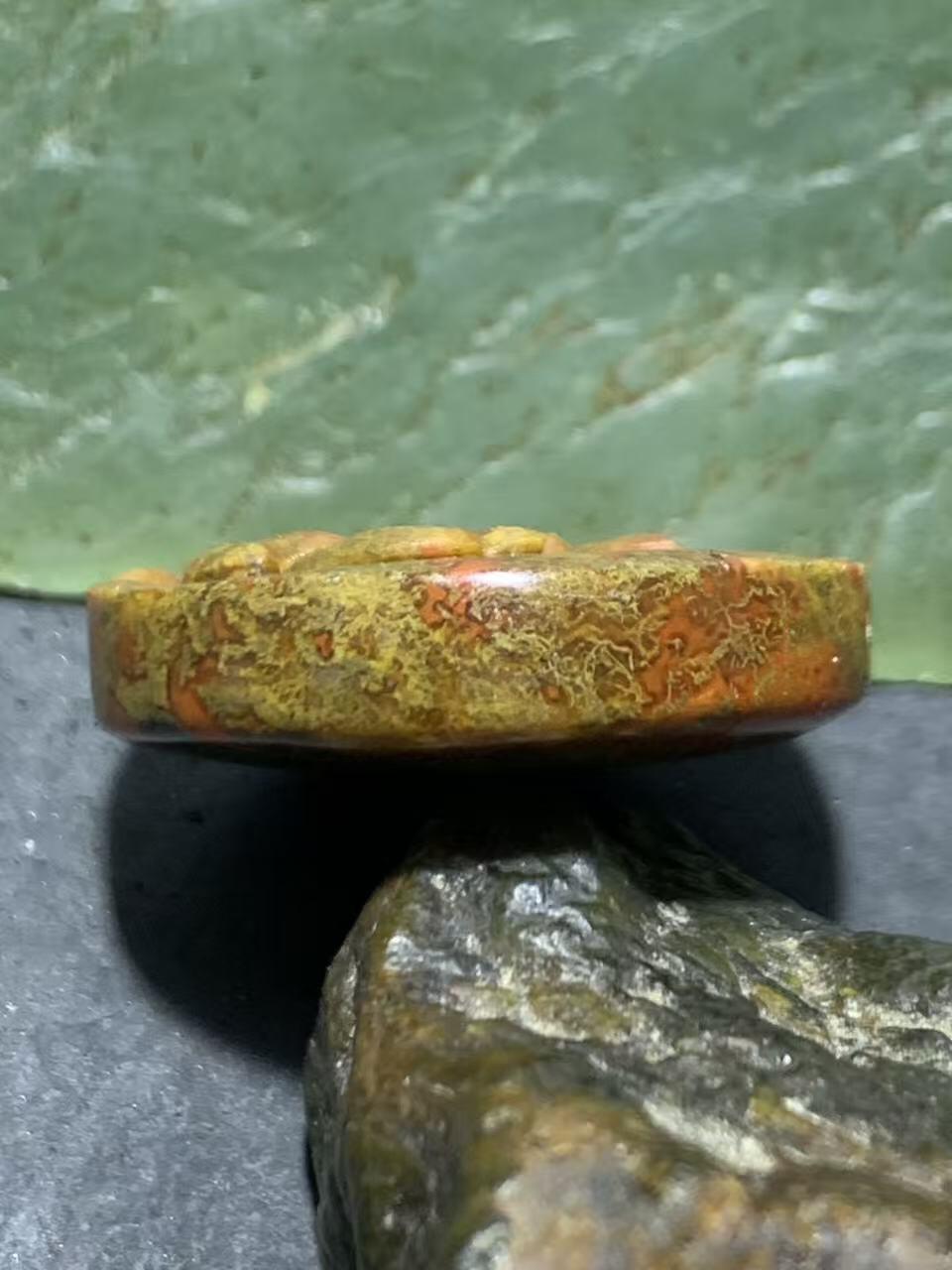 精美亚光草花纹战国红玛瑙手工俏色巧雕荷花板珠一个！