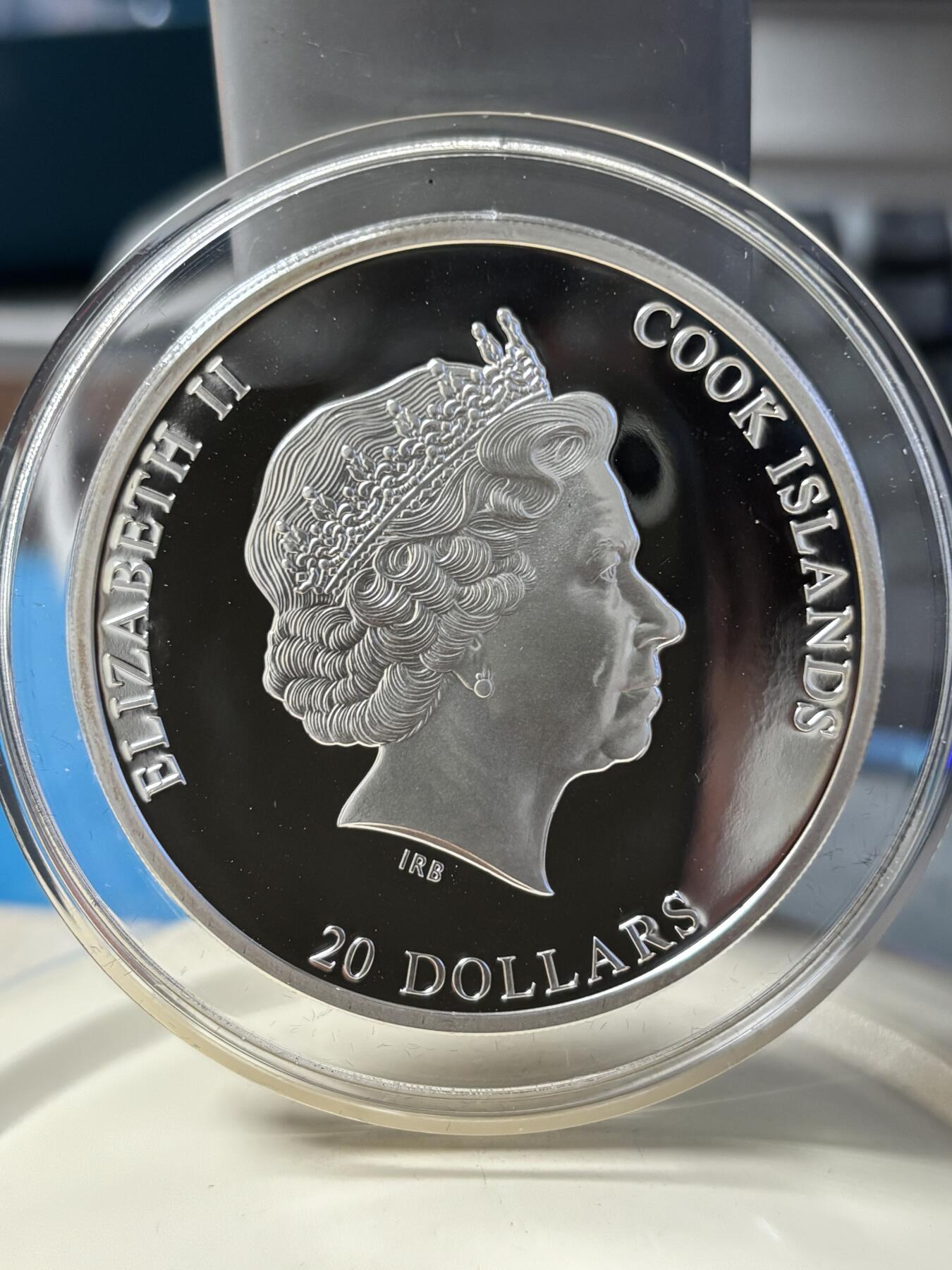 第182期拍卖 2012年库克20元镶水晶彩色精制银币 杰作系列-睡着的浴女（雷诺阿） 3盎司999银 盒证全，有氧化，国外售价在500美金左右，外盒有破