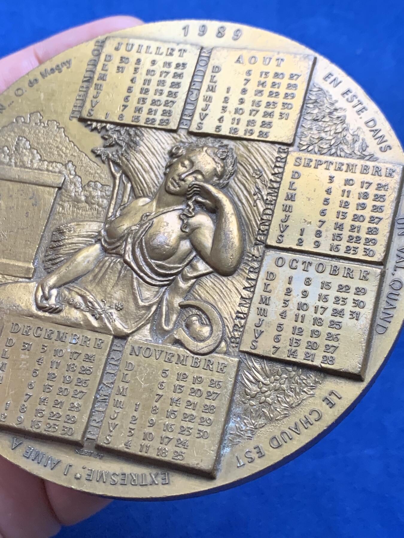 《竞宝斋》第440场 周日，周一，周二 3场连拍 （全场包邮） 法国1989年日历大铜章，神秘而高贵，人物雕工极其细腻精致，日历章中少见的美人。尺寸：直径95mm，厚度8mm，重438克。