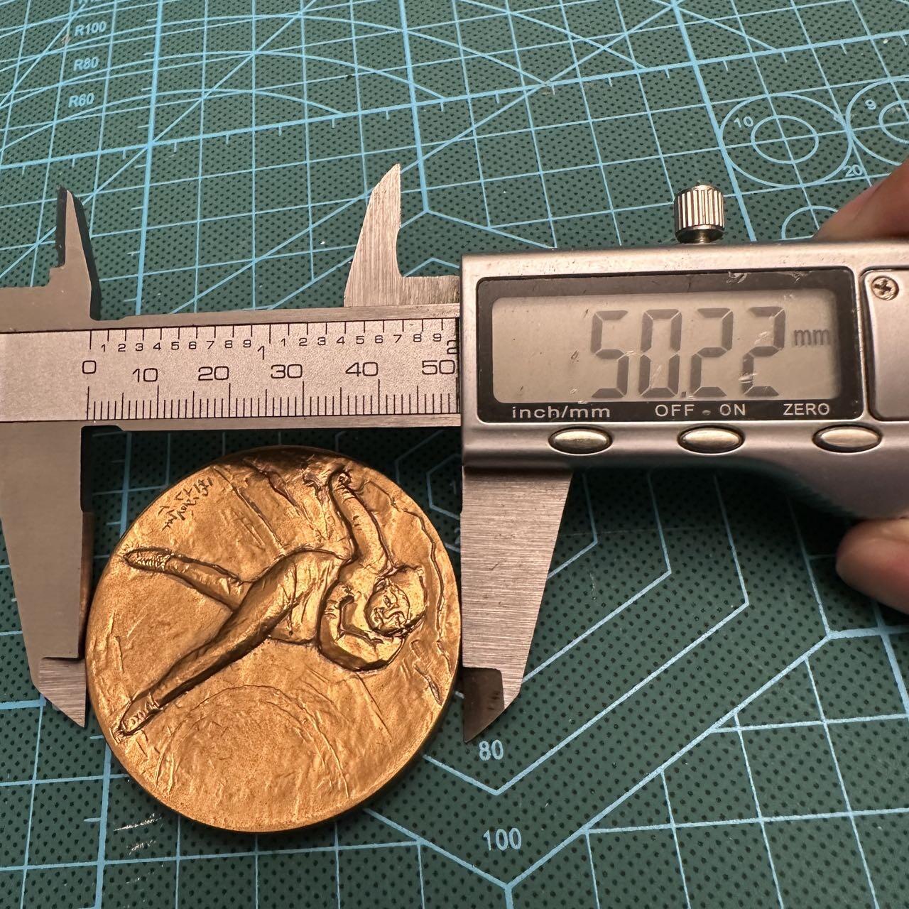 蒂克钱币-第48场日本章牌专场 日本造币局制 1972年札幌冬奥会铜章 50mm 94g