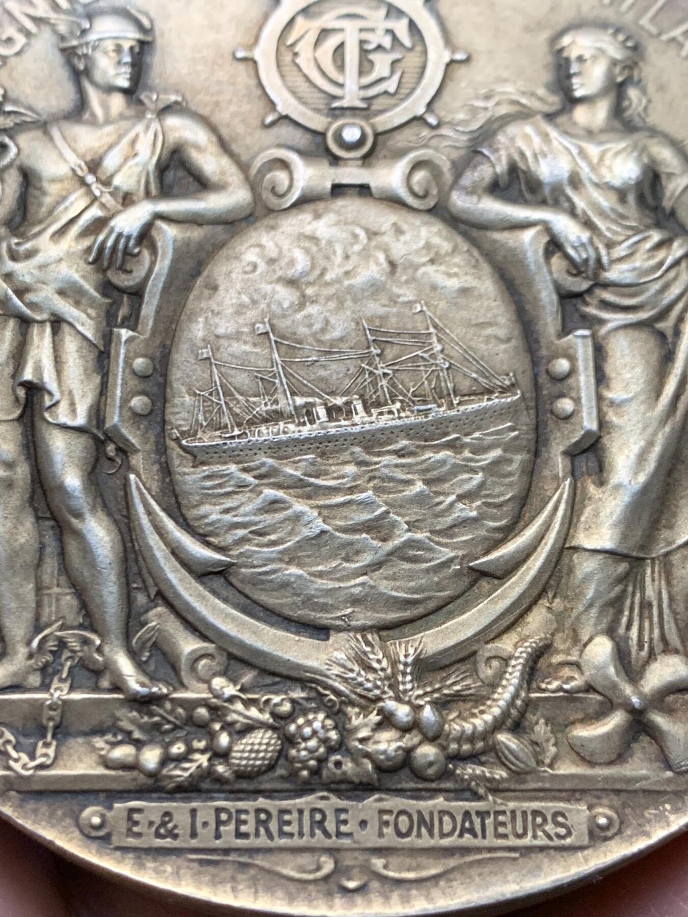 《竞宝斋》第440场 周日，周一，周二 3场连拍 （全场包邮） 法国跨大西洋邮政公司镀金大银章，女神后面是连接大西洋彼岸的纽约自由女神，169.8g，67.6mm，边铭野猪头+菱形argent，有轻磕