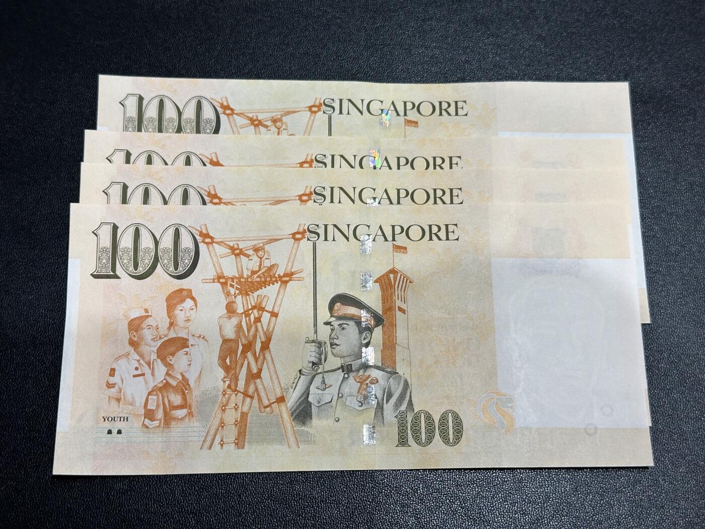 《外钞收藏家》第五百八十六期（品种丰富、精品多）（本平台长期征集拍品、欢迎藏友们联系合作） 新加坡人像纸币版100元 4连号（110-113） 全新UNC