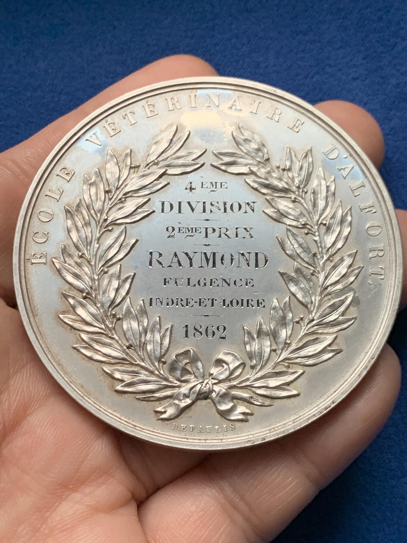 《竞宝斋》第440场 周日，周一，周二 3场连拍 （全场包邮） 法国Depaulis 阿尔福特兽医学院银章，创始人克劳德·布尔热拉头像，高浮雕，117.15g，63.1mm，蜜蜂边铭