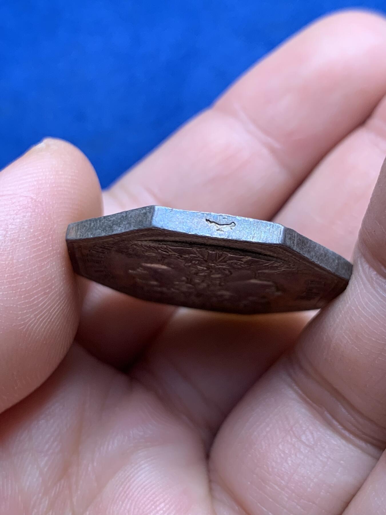 《竞宝斋》第440场 周日，周一，周二 3场连拍 （全场包邮） 法国寓言故事幸福与不幸八角银章，30.1MM，14克，早期神灯边铭，此原铸银章品相难得