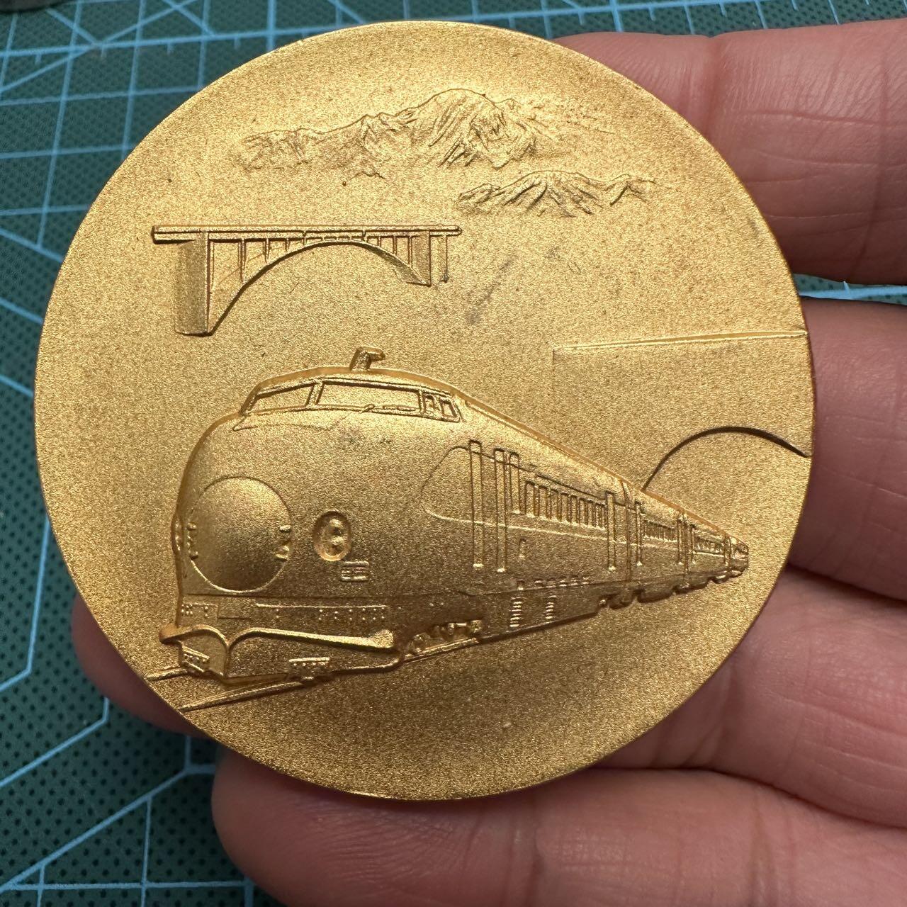 蒂克钱币-第48场日本章牌专场 日本 上越新干线通车纪念镀金章  55mm 90g