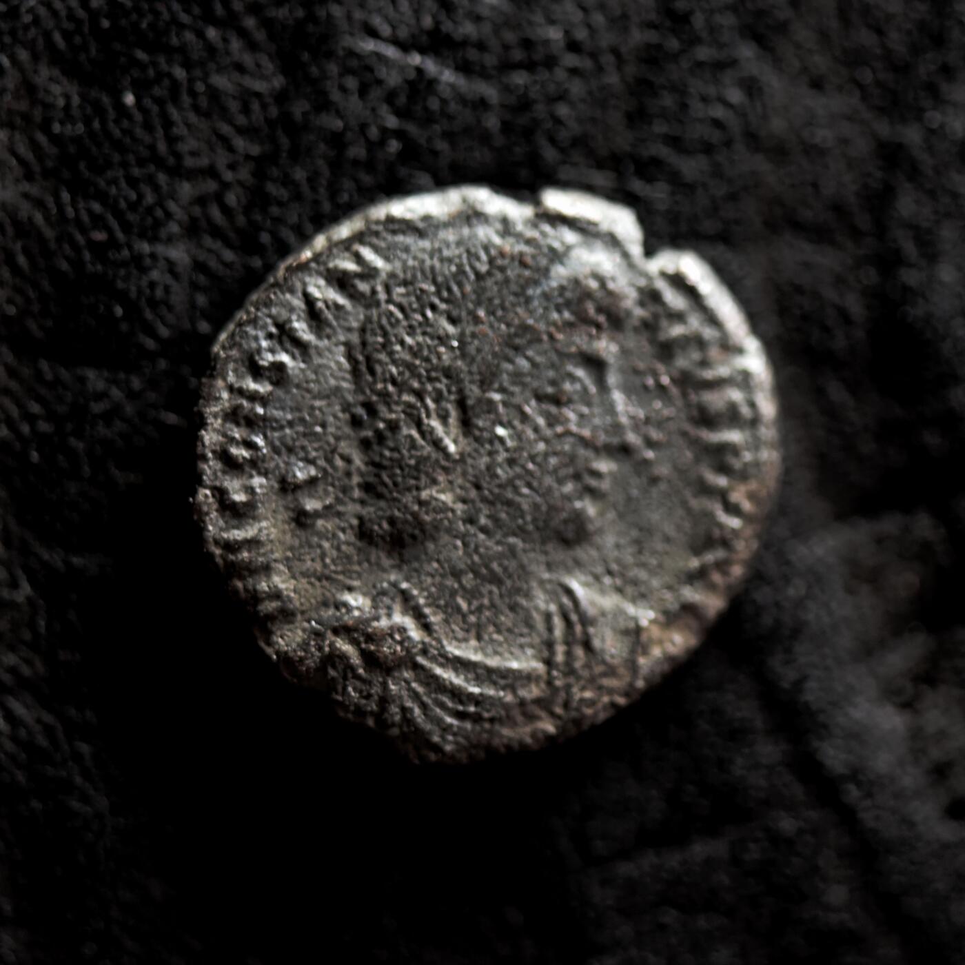 【良泉】第41期【自动场】11月27日晚19.30点开拍！86组，西方古代钱币专场 公元337-340年【古罗马】君士坦丁二世“士兵军旗”铜币，1.72克