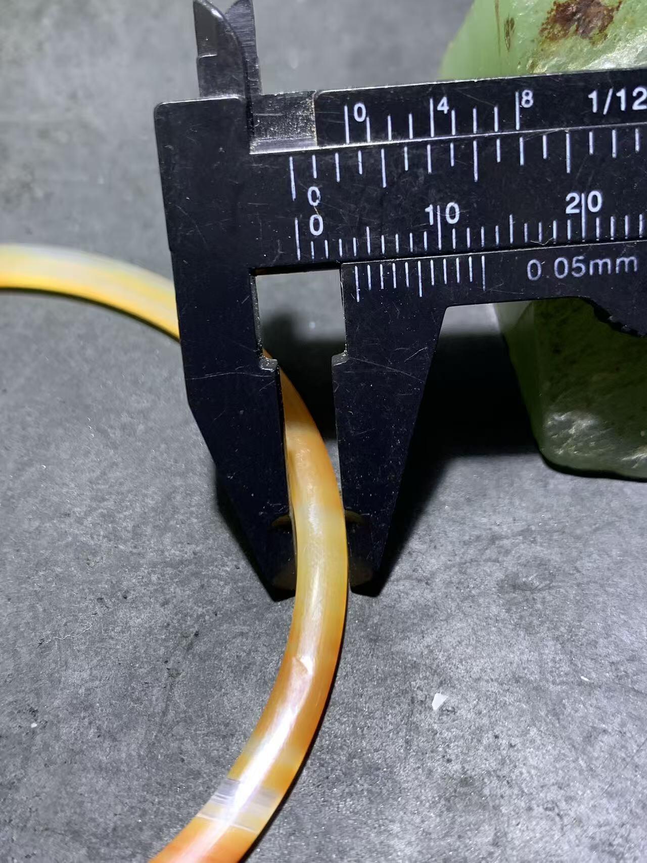 精美缠丝玛瑙条镯一只