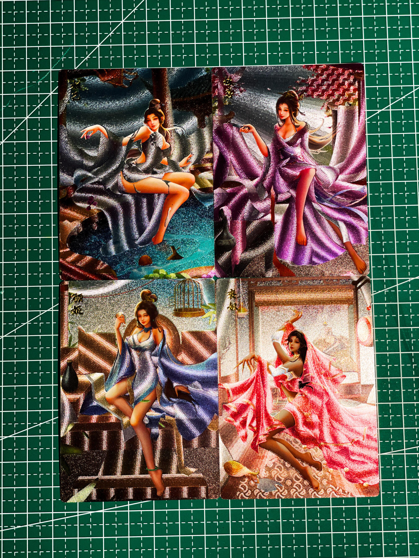 显眼宝36期 11月14日晚22:00截拍 佣金1起 可寄存～ 齐卡文化 四大妖姬 4张  部分有撞角介意慎拍 粗闪工艺 63*88