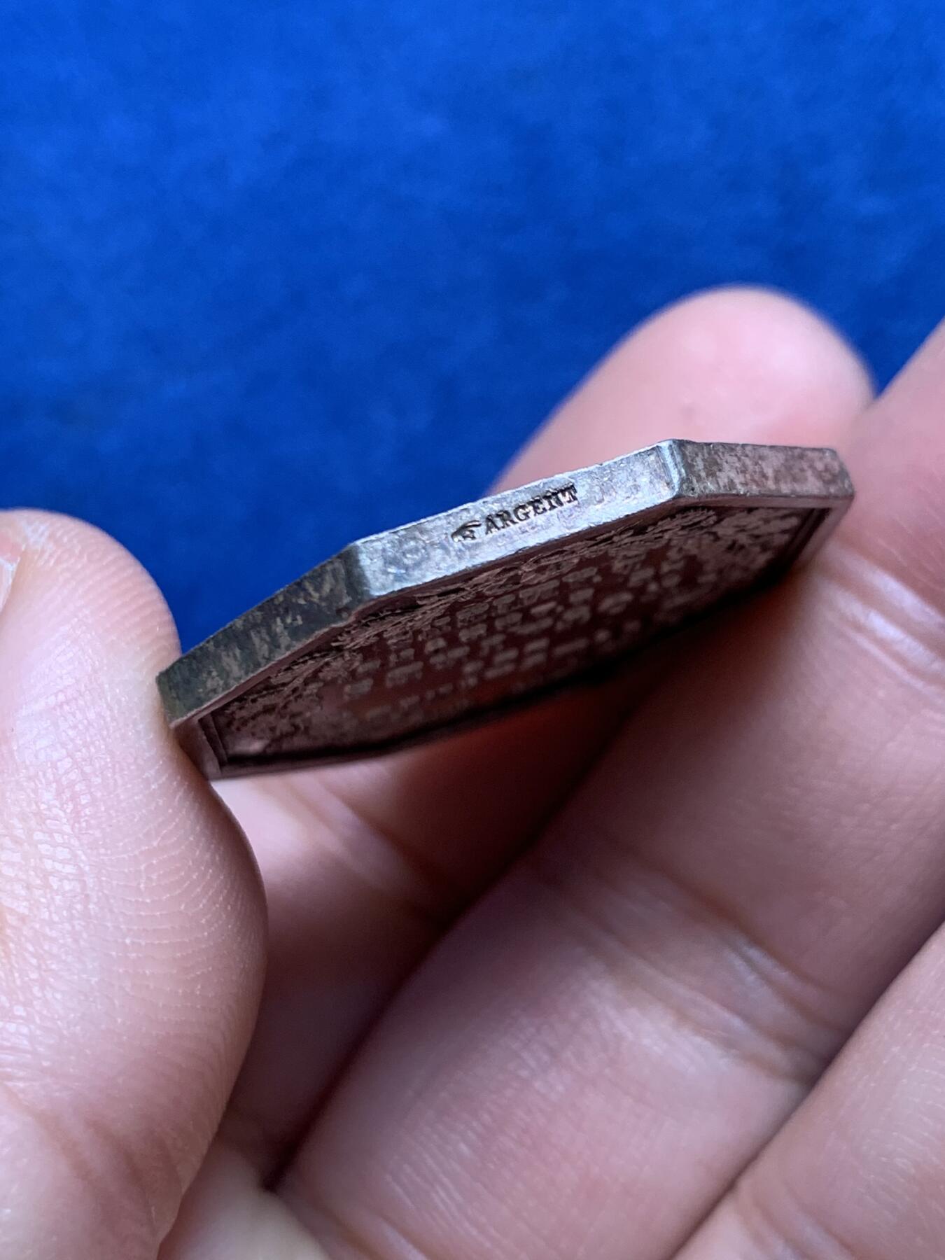 《竞宝斋》第440场 周日，周一，周二 3场连拍 （全场包邮） 法国亚眠公证人八角银质代币，16g，31.8mm，手指边铭