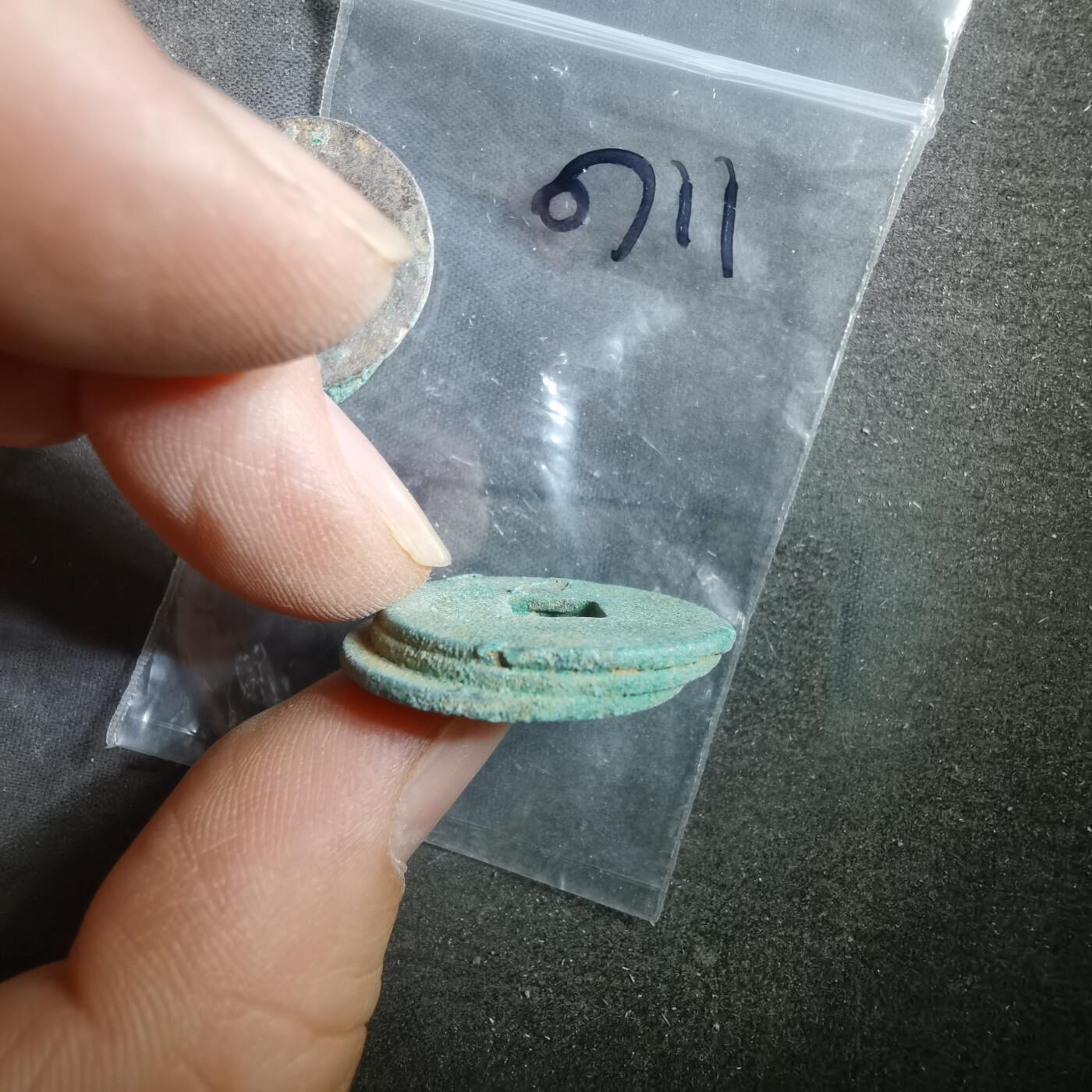 沼泽如烟--第907场 铜钱一组如图粘一起了 五枚