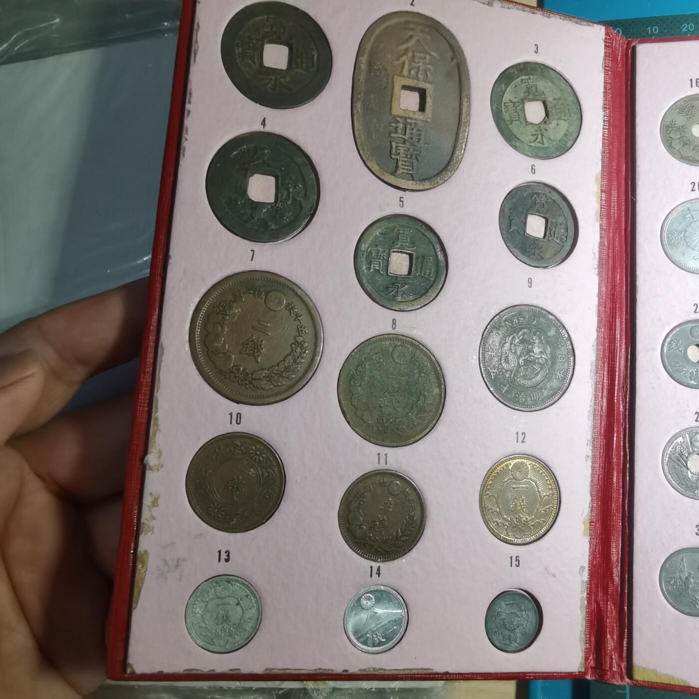 沼泽如烟--第906场 日本册子两本图六吉田和两枚异形花钱看假其它保真