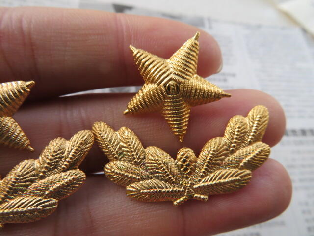 10--87早期武警将军肩章星星一对松枝一付（铜皮材质，松枝有背纹版）