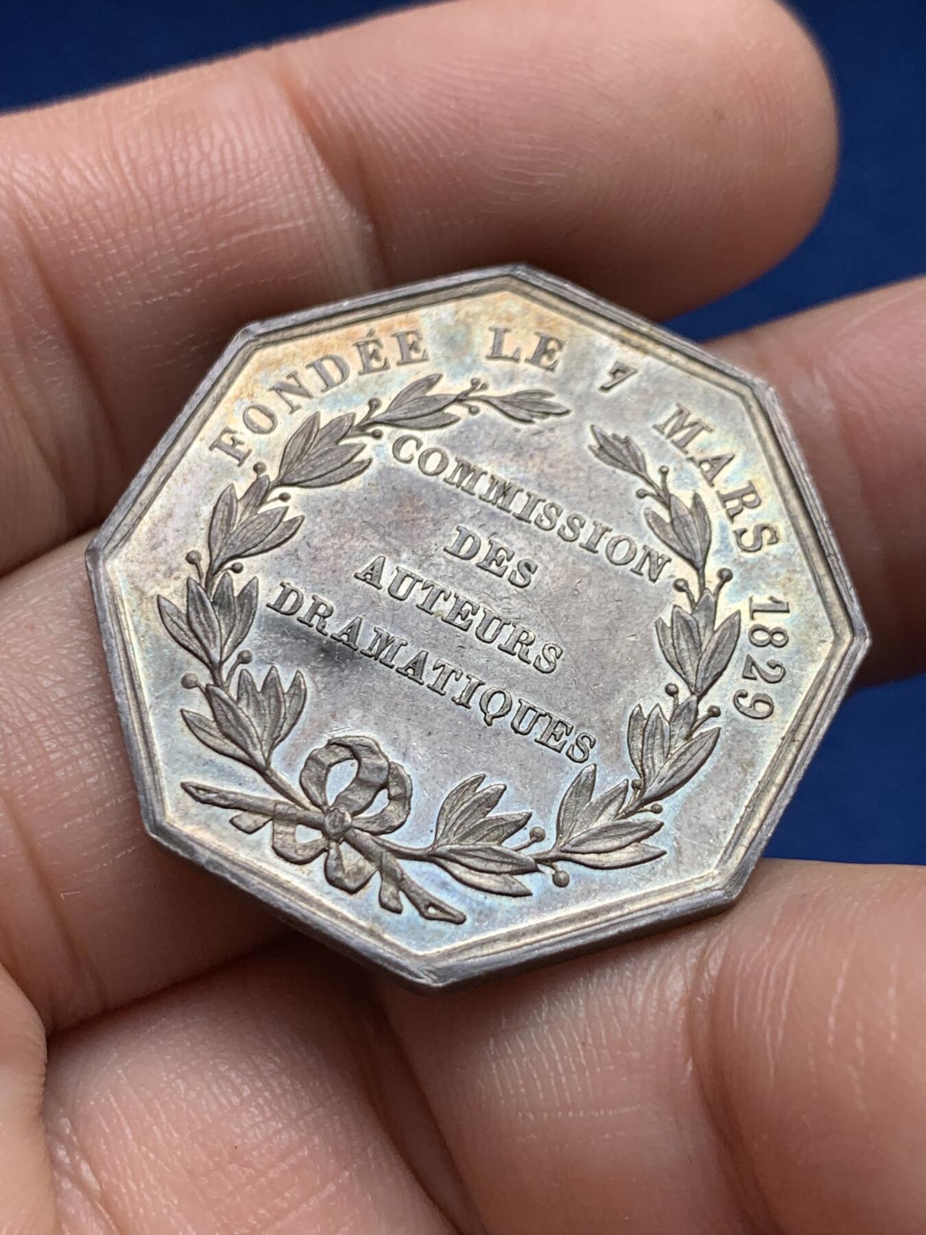 《竞宝斋》第440场 周日，周一，周二 3场连拍 （全场包邮） 1829法国戏剧作家委员会成立八角银章，30.8MM，13.35克，油灯边铭，前铭文:团结和自由