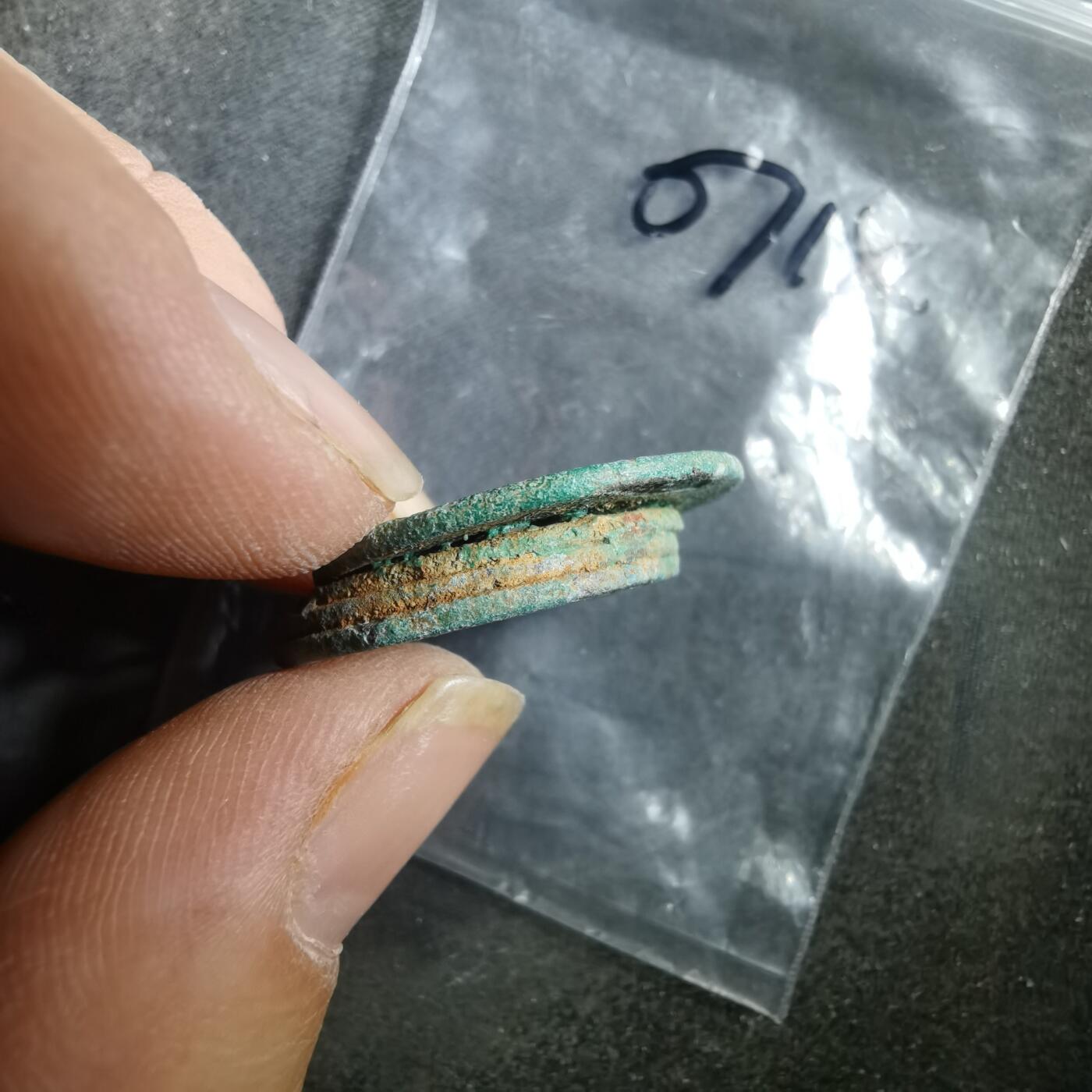 沼泽如烟--第907场 铜钱一组如图粘一起了 四枚