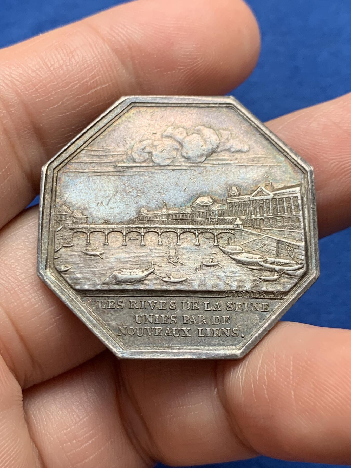 《竞宝斋》第440场 周日，周一，周二 3场连拍 （全场包邮） 法国巴黎塞纳河畔三角洲建设协会八角银章，前铭文:塞纳河两岸通过新纽带相连，35.3MM，20.1克，早期无边铭