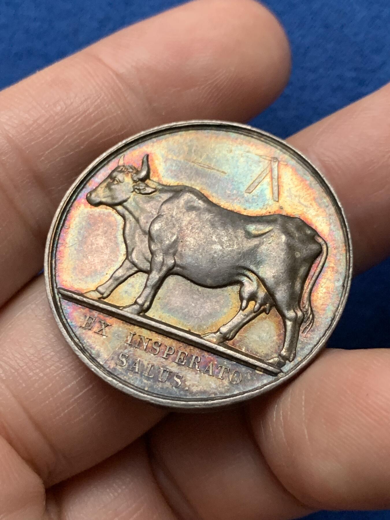 《竞宝斋》第440场 周日，周一，周二 3场连拍 （全场包邮） 法国巴黎天花接种牛痘疫苗银章，32.2MM，15.78克，手指边铭，带五彩光泽包浆