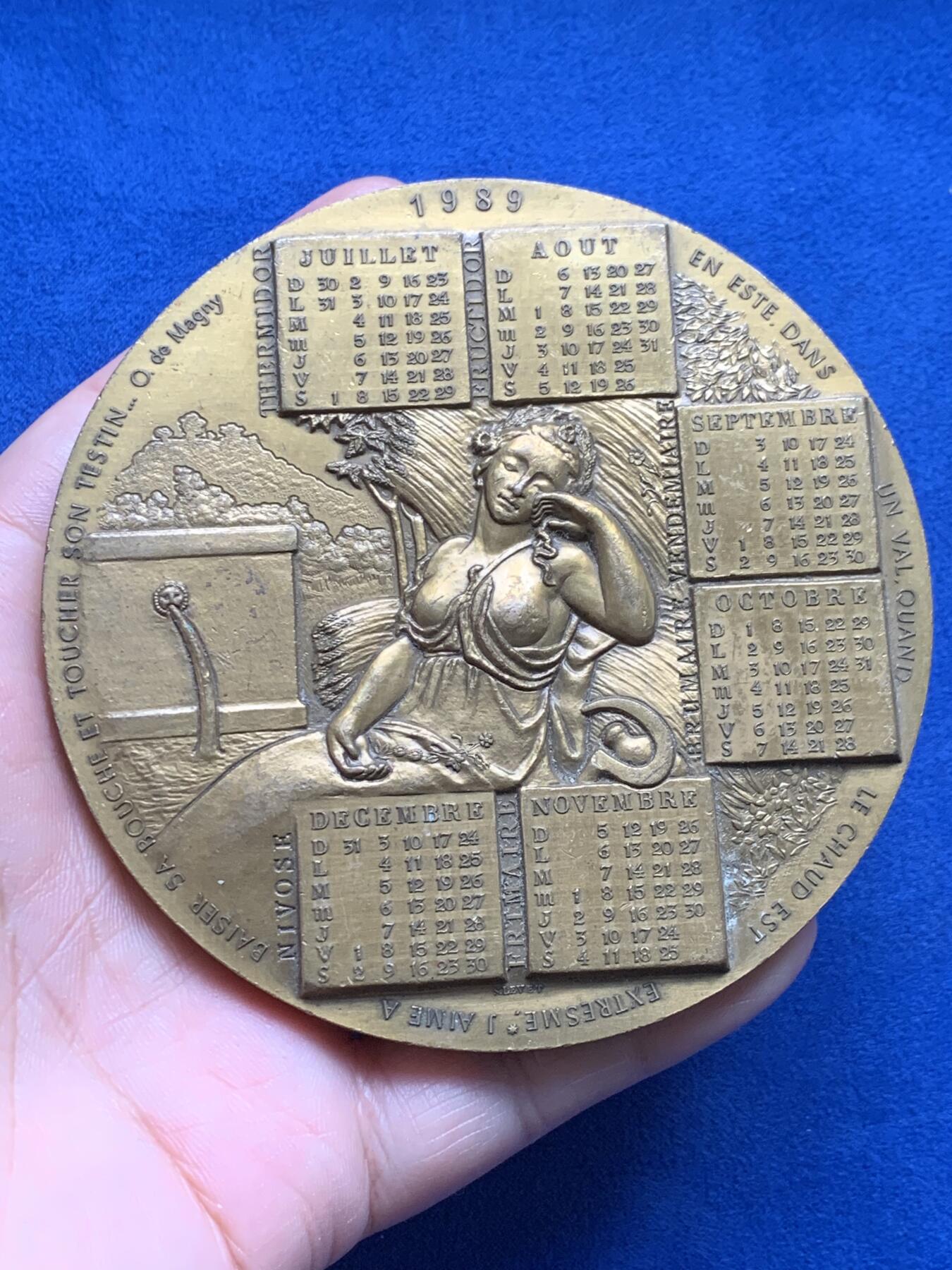 《竞宝斋》第440场 周日，周一，周二 3场连拍 （全场包邮） 法国1989年日历大铜章，神秘而高贵，人物雕工极其细腻精致，日历章中少见的美人。尺寸：直径95mm，厚度8mm，重438克。