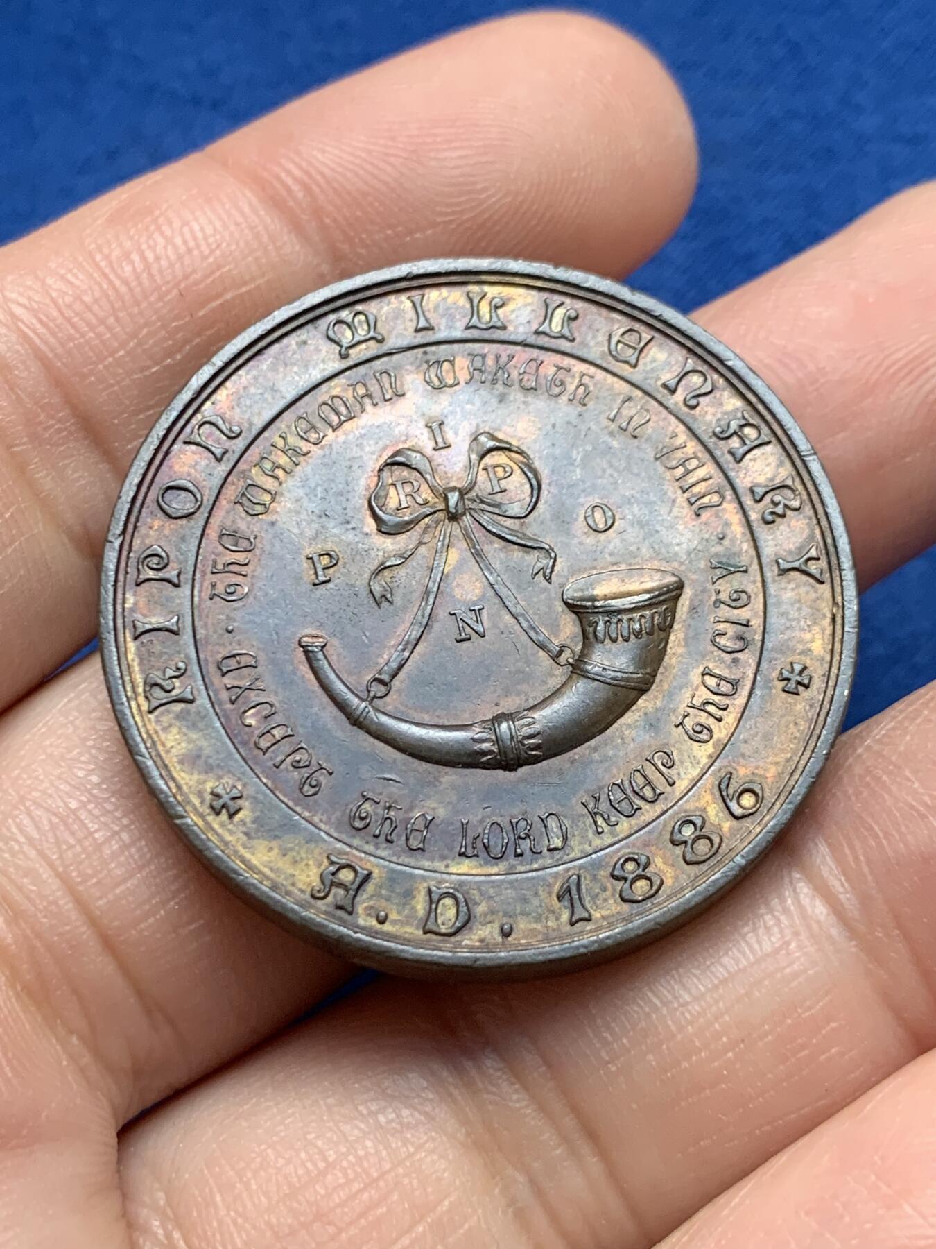 《竞宝斋》第440场 周日，周一，周二 3场连拍 （全场包邮） 英国里彭千年纪念铜章和白色金属章2枚，分别重27.52g，18.75g，尺寸36.2mm