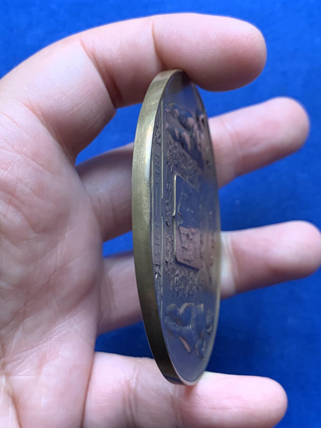 《竞宝斋》第440场 周日，周一，周二 3场连拍 （全场包邮） 比利时著名画家亨德里克•德凯泽大铜章 背面为比利时著名雕刻家约苏埃•杜朋的安特卫普市徽雕像 带半个盒子（缺少盖子） 直径69.5mm 重量121g