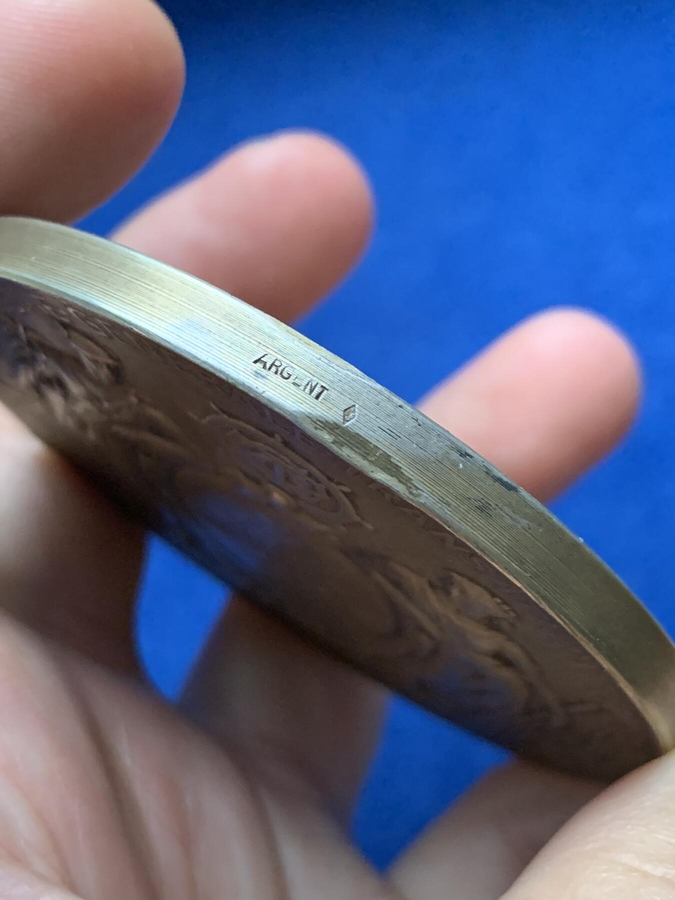 《竞宝斋》第440场 周日，周一，周二 3场连拍 （全场包邮） 法国跨大西洋邮政公司镀金大银章，女神后面是连接大西洋彼岸的纽约自由女神，169.8g，67.6mm，边铭野猪头+菱形argent，有轻磕