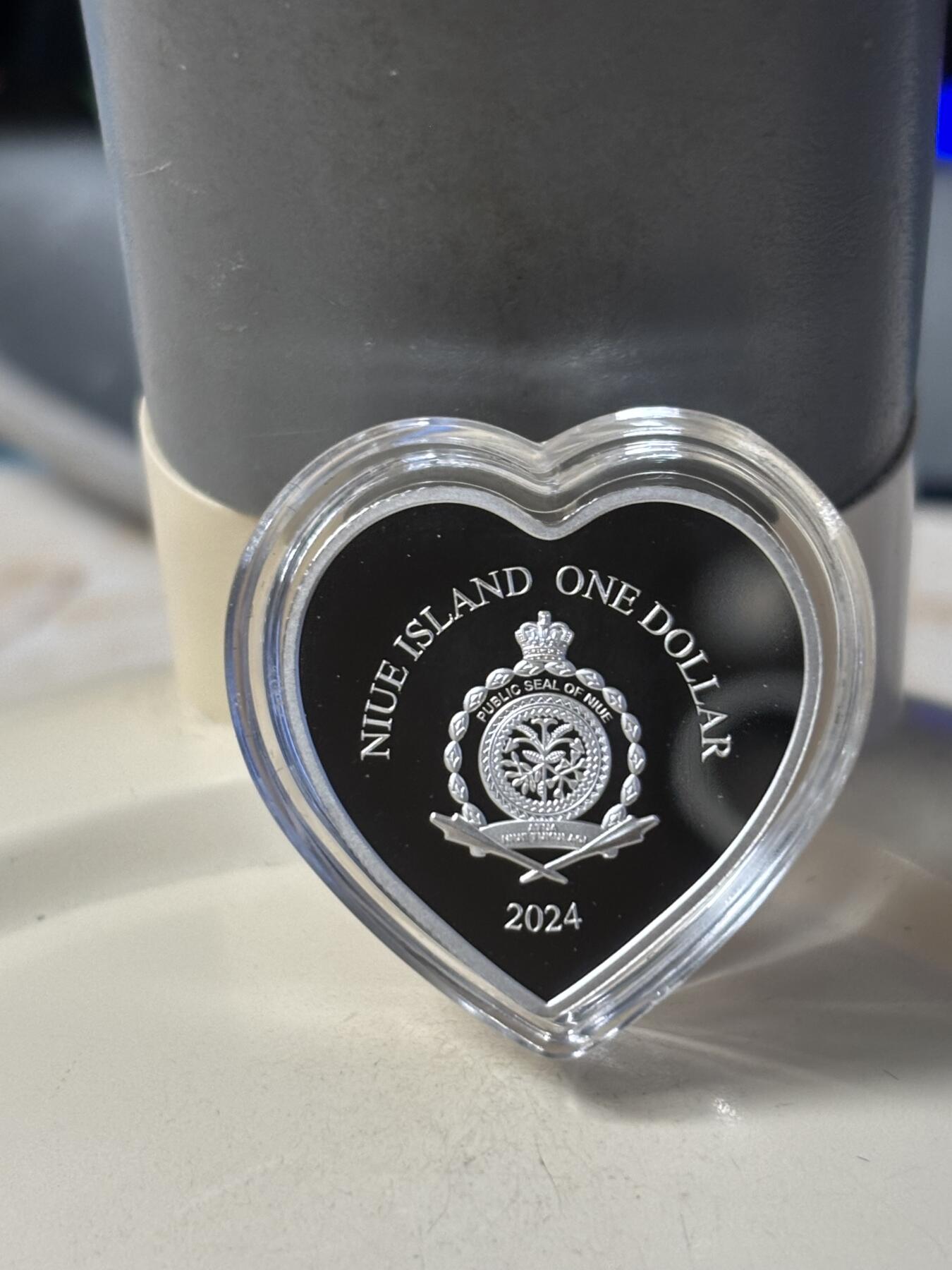 第182期拍卖 2024年纽埃1元水晶镶嵌精制银币 情人节系列-2024年情人节 10克999银 发行量：999 盒证全