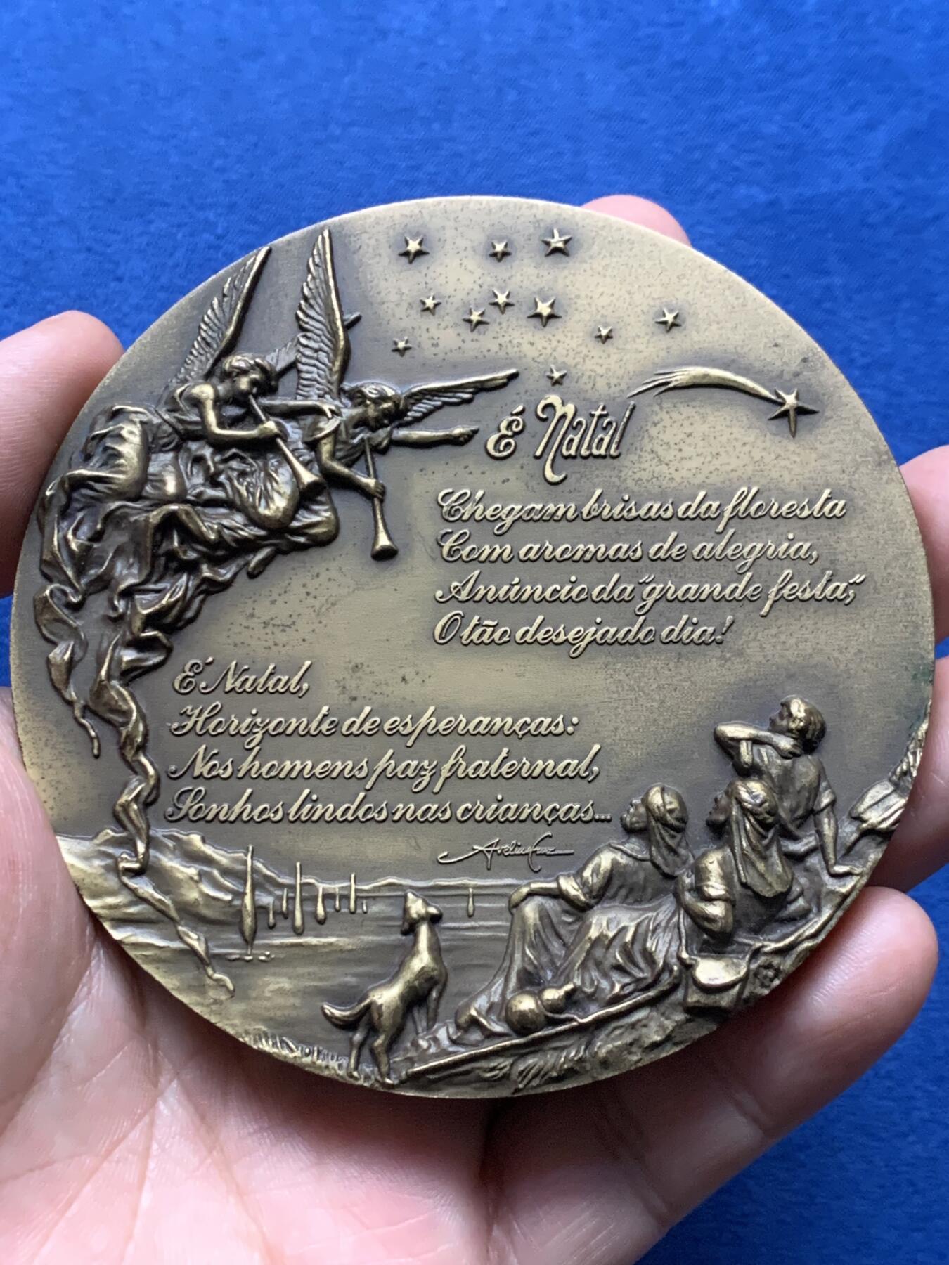 《竞宝斋》第440场 周日，周一，周二 3场连拍 （全场包邮） 法国宗教圣诞颂歌铜奖章，317.9g，90.4mm，无边铭，超高浮雕，带原包装