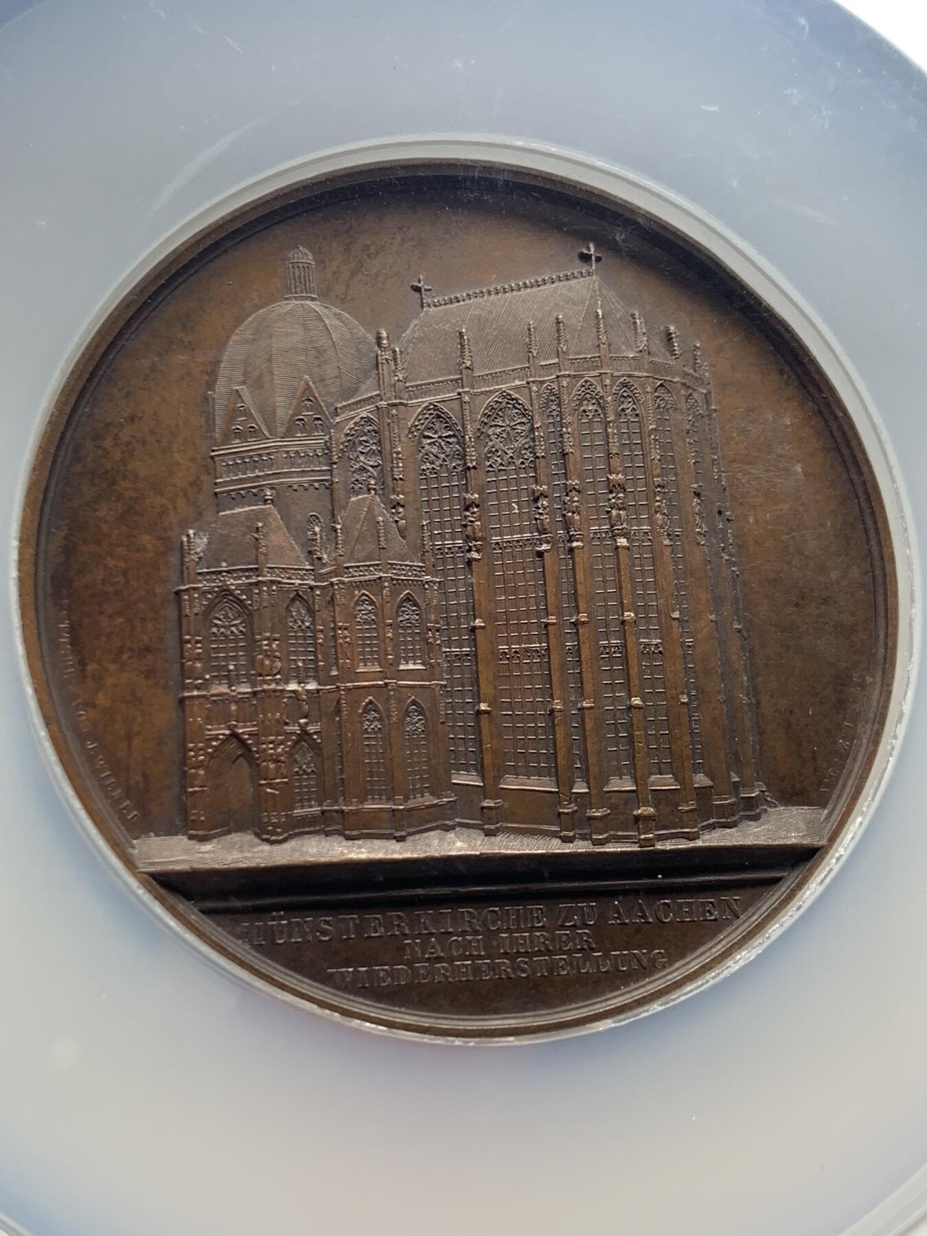 《竞宝斋》第440场 周日，周一，周二 3场连拍 （全场包邮） NGC MS62BN 德国1853年克隆大教堂铜章，德国著名教堂，列入世界遗产目录，编号516-017，是由著名雕刻师Jacques Wiener雕刻（教堂主题系列名录），不可多得的收藏佳品，双面高浮雕，加大加厚盒，观赏性强，收藏价值高，不可错过。首见品。